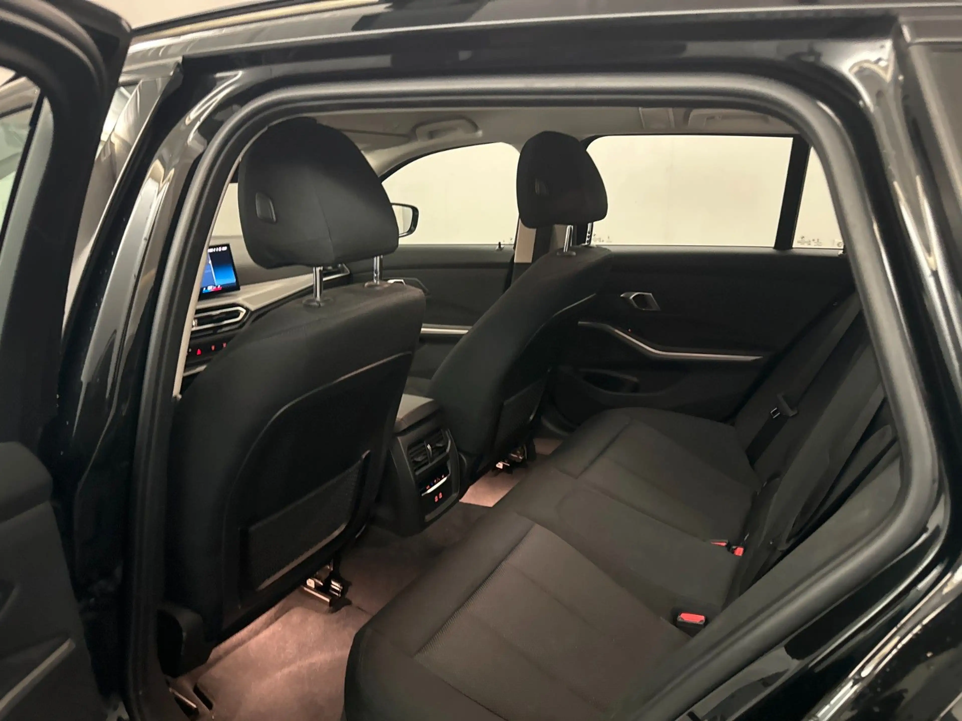BMW 318 i Touring *LCI*PDC*NAVI*SHZ* — photo 8