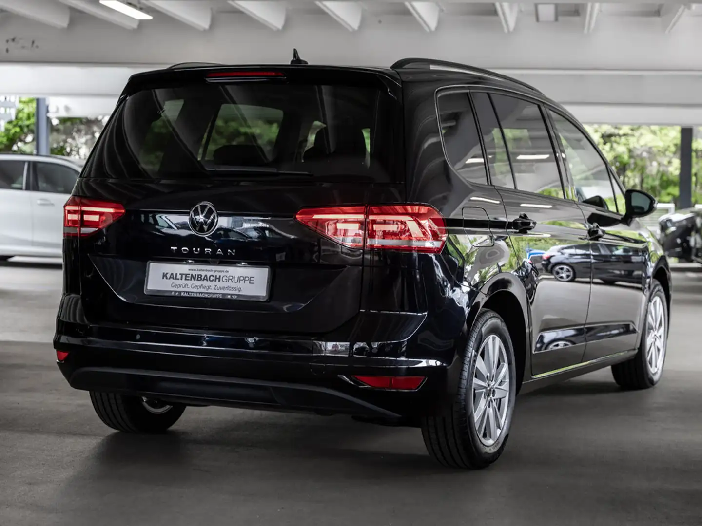 Volkswagen Touran 1.5 TSI Comfortline PANO AHK STANDHZ Schwarz - 2
