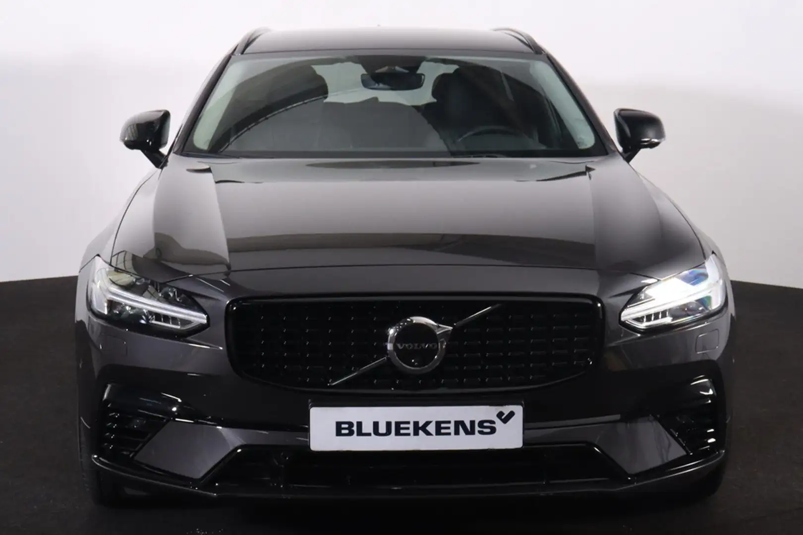 Volvo V90 T6 Recharge AWD Plus Dark - IntelliSafe Assist & S Grijs - 2