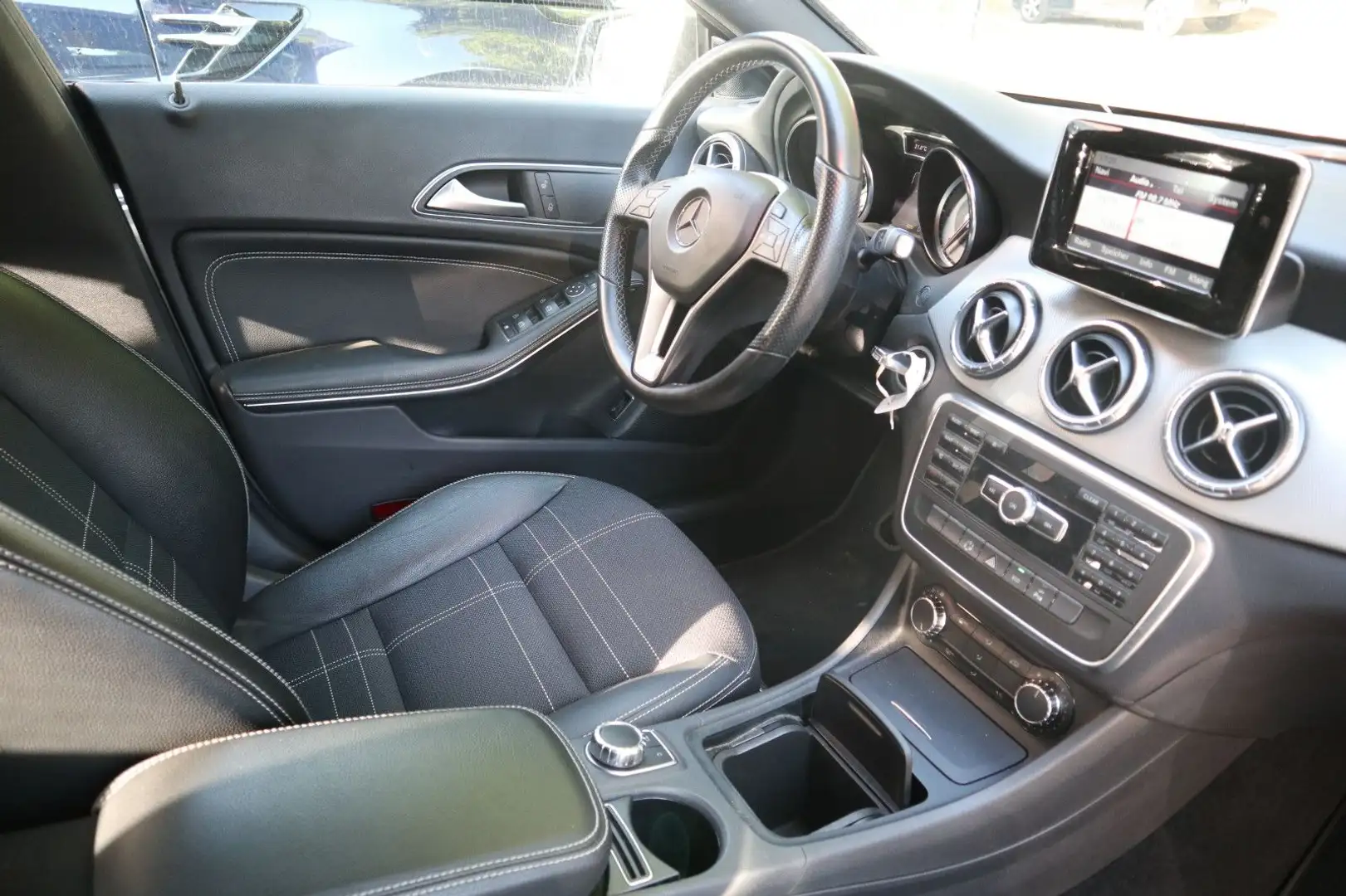 Mercedes-Benz CLA 220 CDI * 1.Hand Scheckheft Xenon Navi Leder Gris - 2