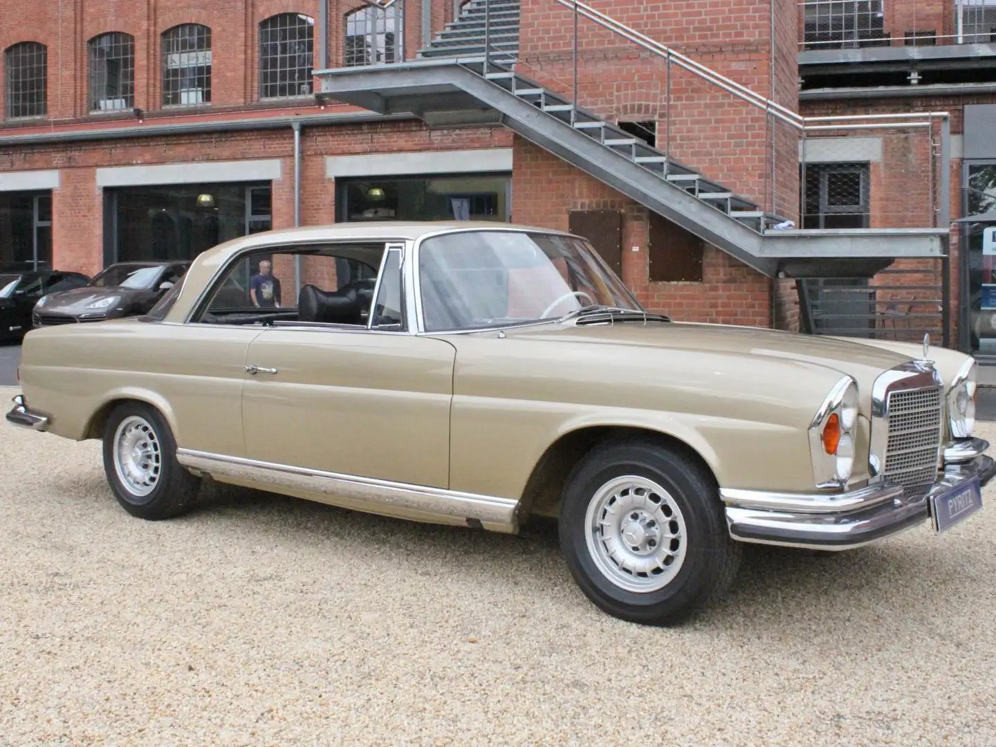 Mercedes-Benz 280 280 SE Beige - 1