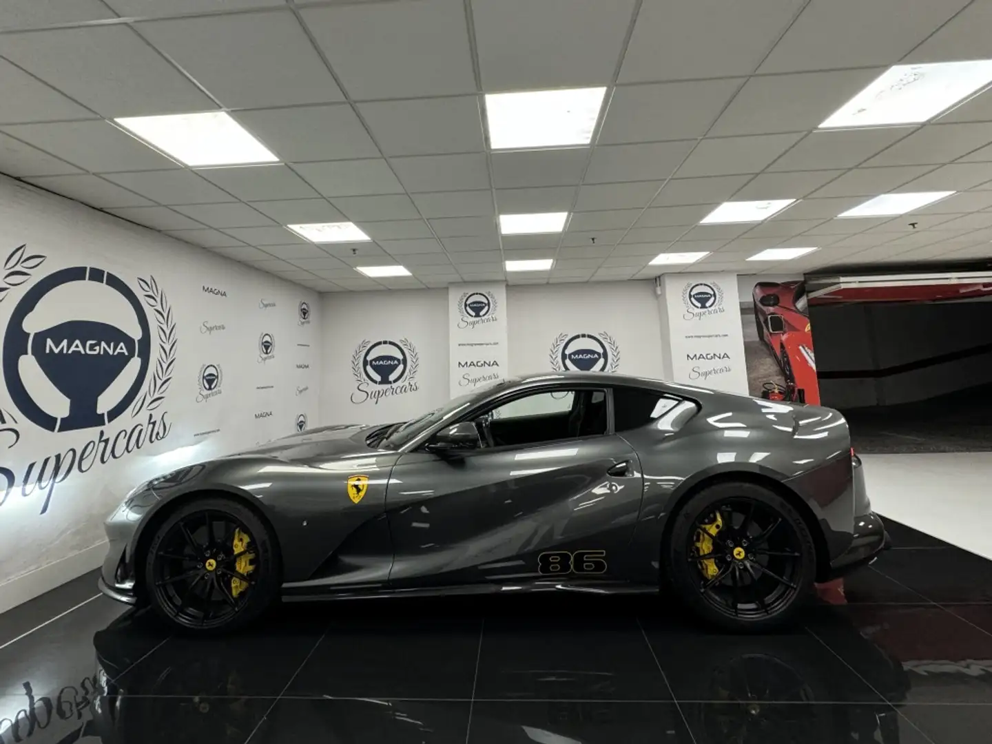 Ferrari 812 Superfast Grau - 2