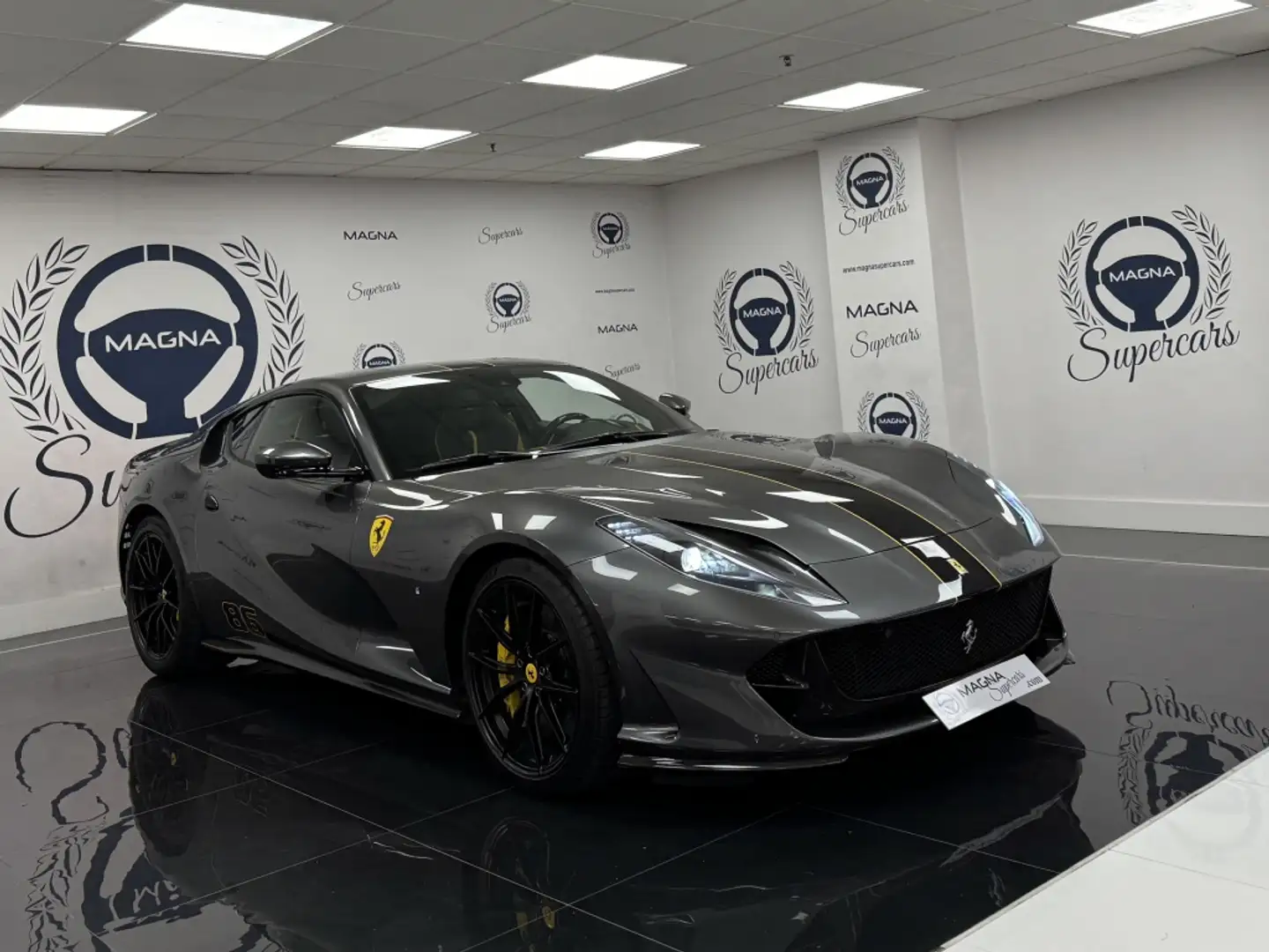 Ferrari 812 Superfast Grau - 1