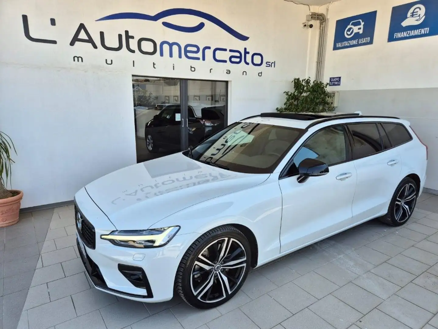 Volvo V60 B4 (d) Geartronic R-Design Blanco - 1