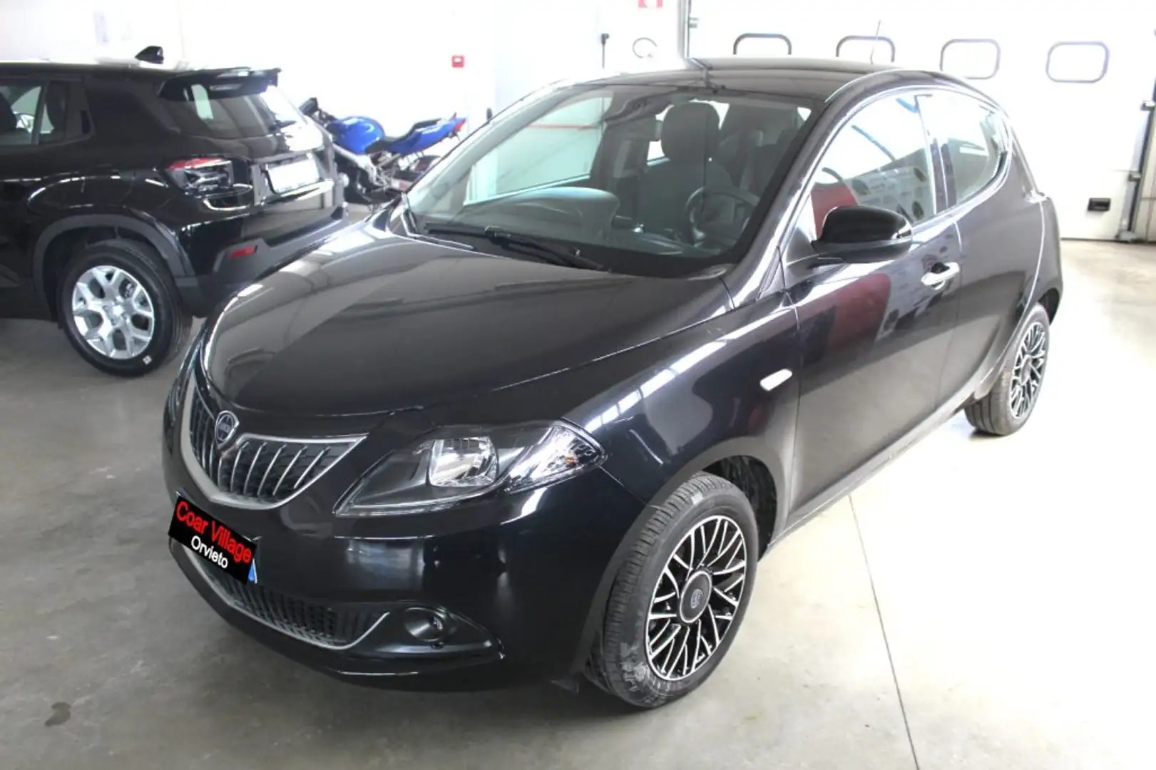Lancia Ypsilon 1.0 FireFly 5 porte S&S Hybrid Platino Noir - 1