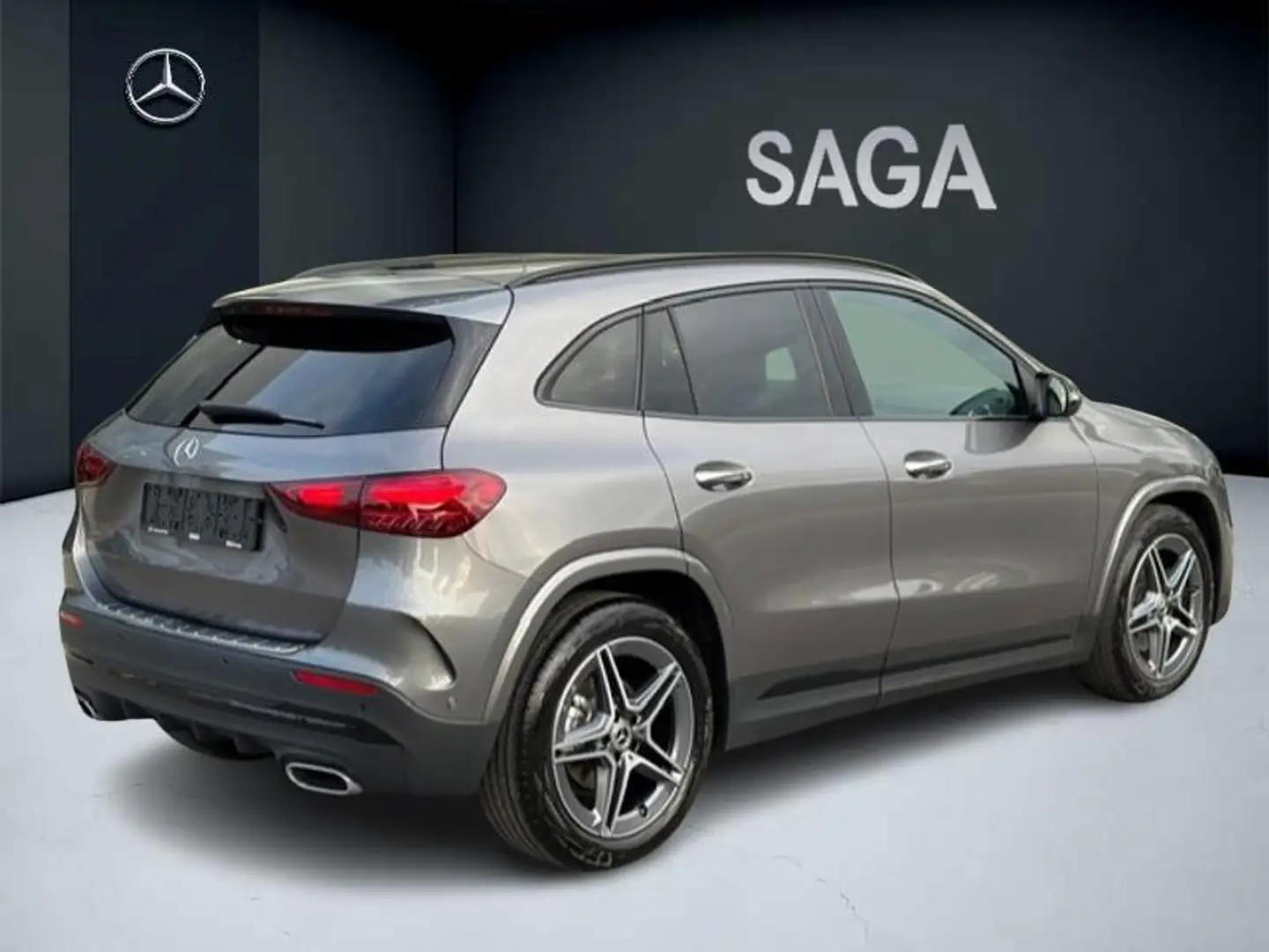 Mercedes-Benz GLA 180 AMG Pack Night Facelift Gris - 2