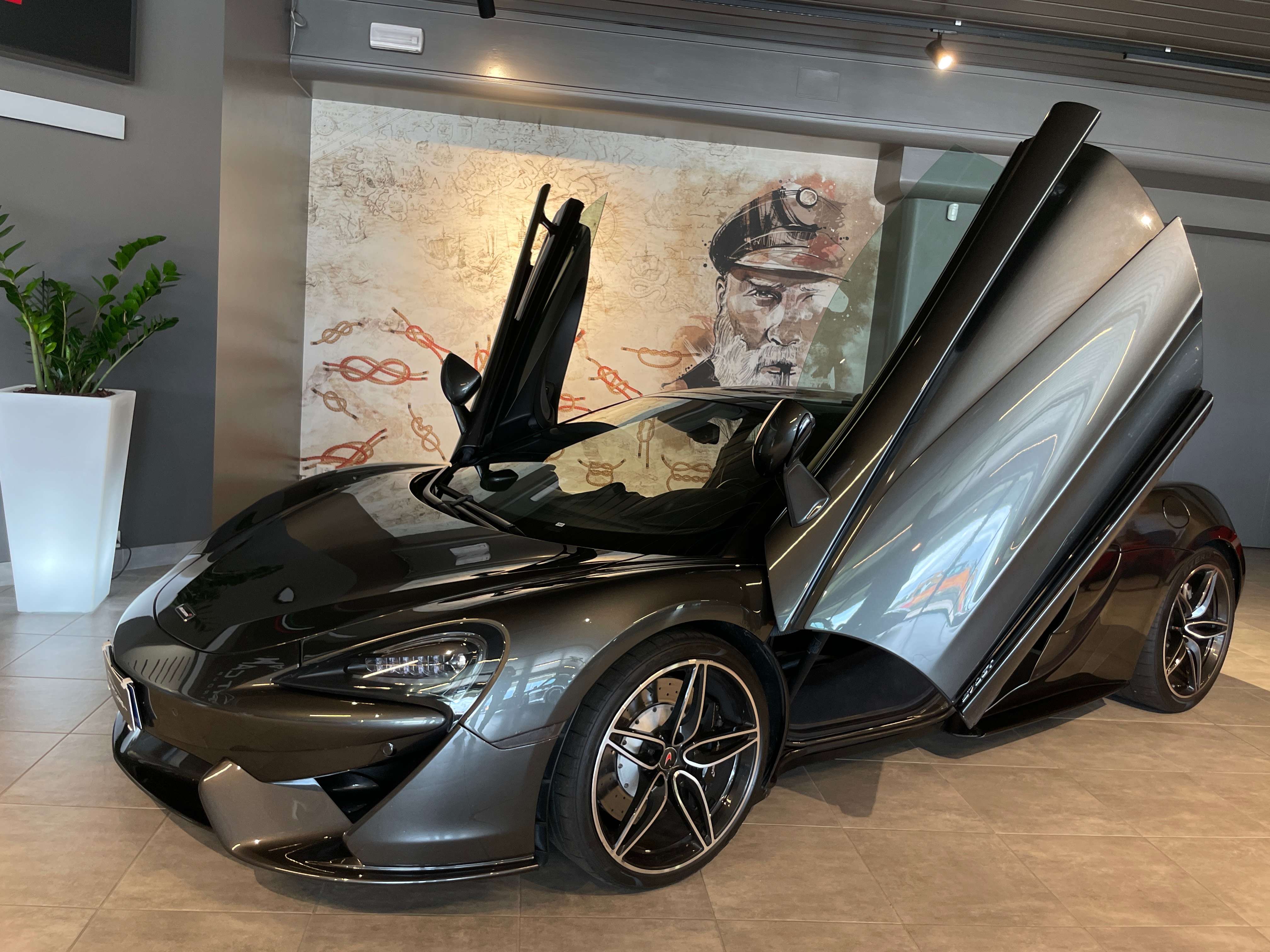 2016 McLaren 570GT