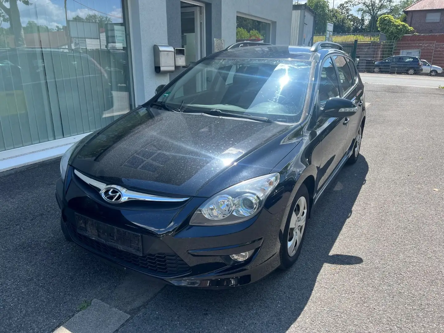 Hyundai i30 CW Fifa World Edition 1.4"Klima"SHZ"E-Fenste Schwarz - 1