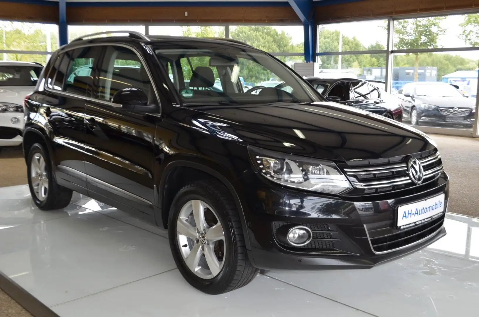 Volkswagen Tiguan Sport & Style 4Motion Bi-XENON / NAVI Schwarz - 2