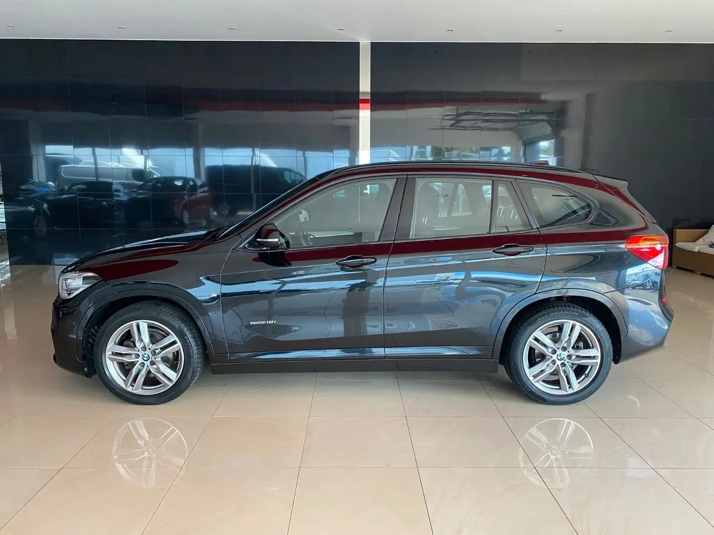 BMW X1 sDrive 18 i M Sport Schwarz - 1