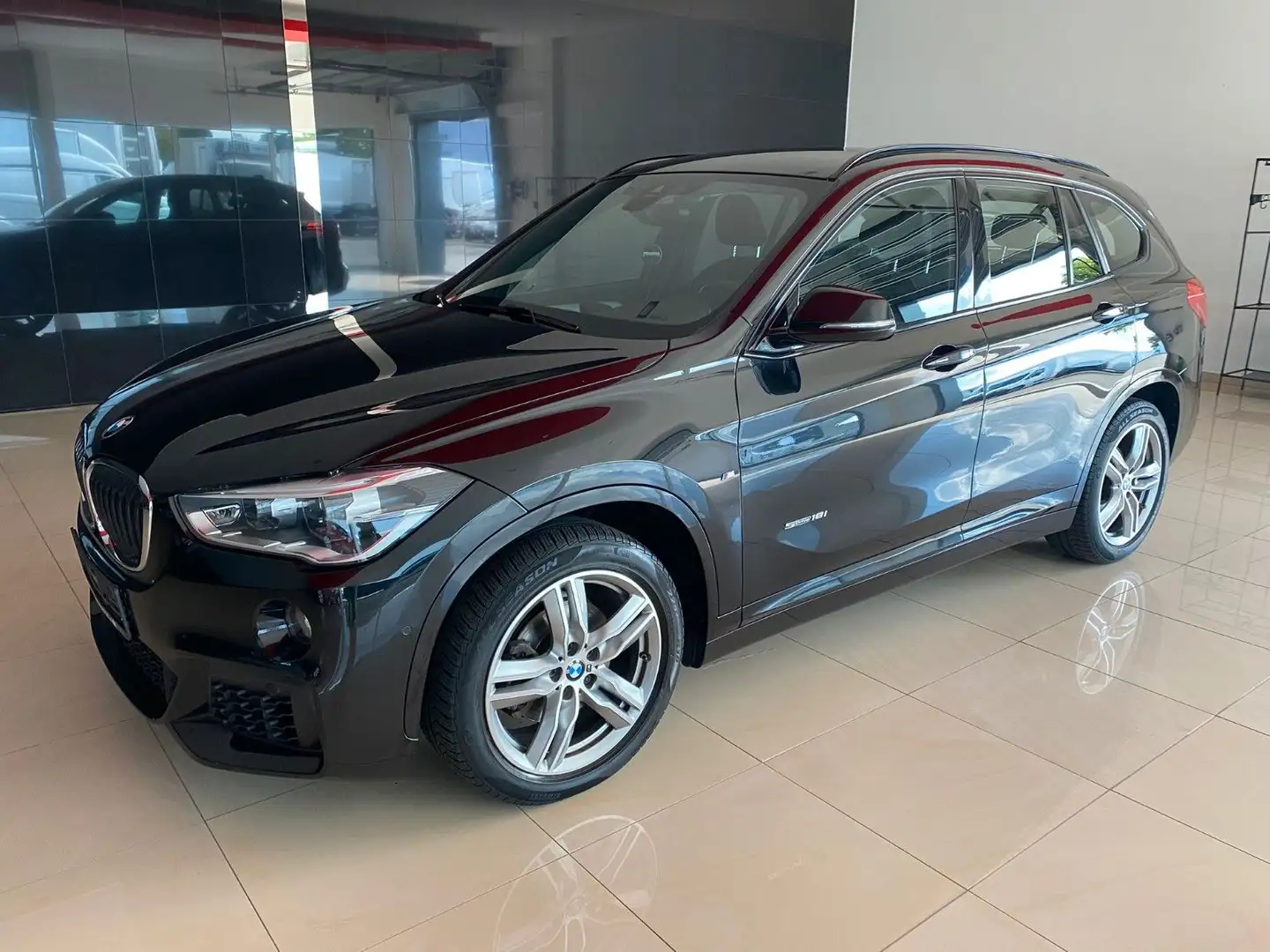 BMW X1 sDrive 18 i M Sport Schwarz - 2