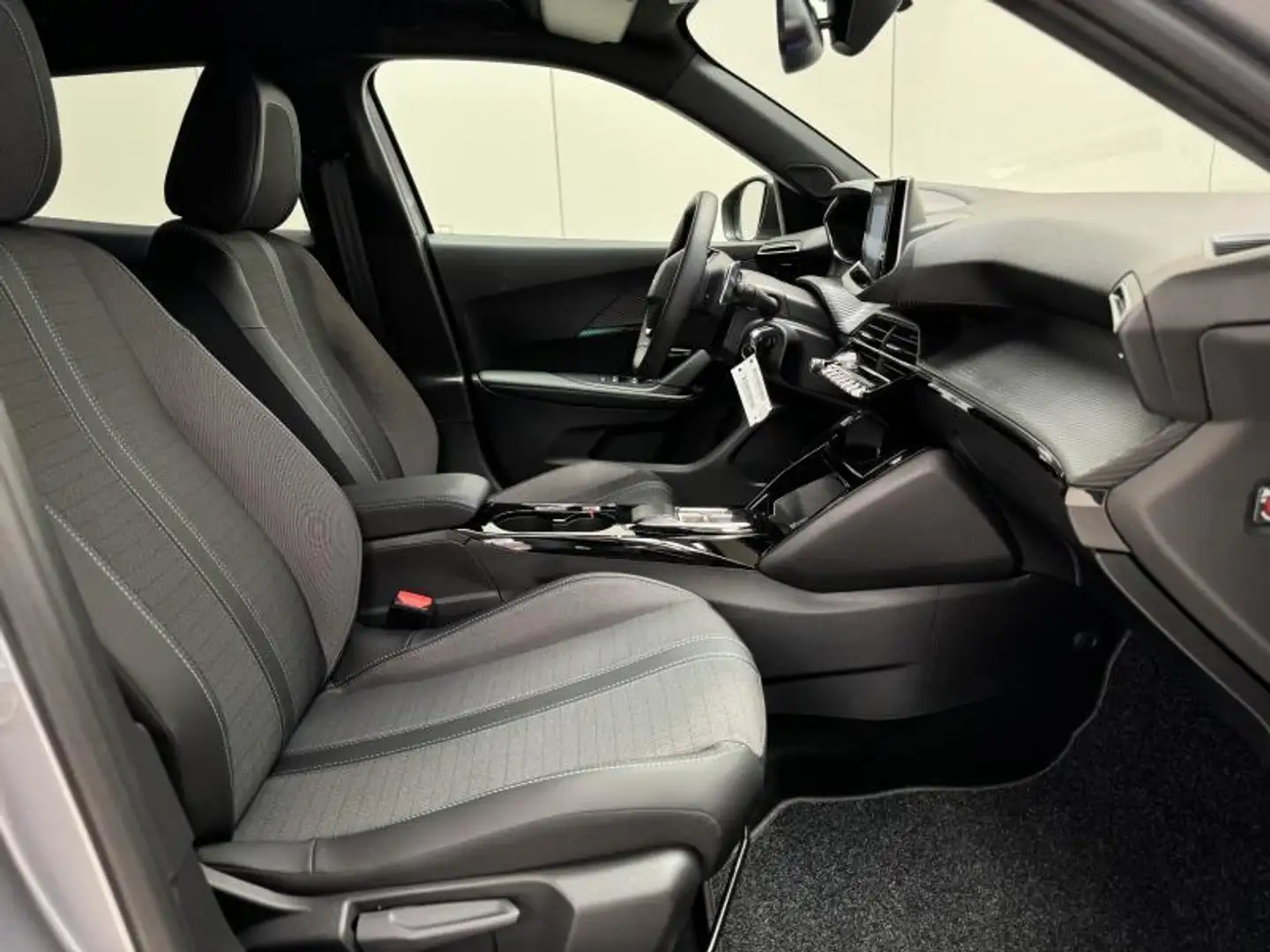Peugeot 2008 1.2i EAT8 Allure S&S LED|PDC|GPS|CAMERA|CARPLAY Grijs - 2