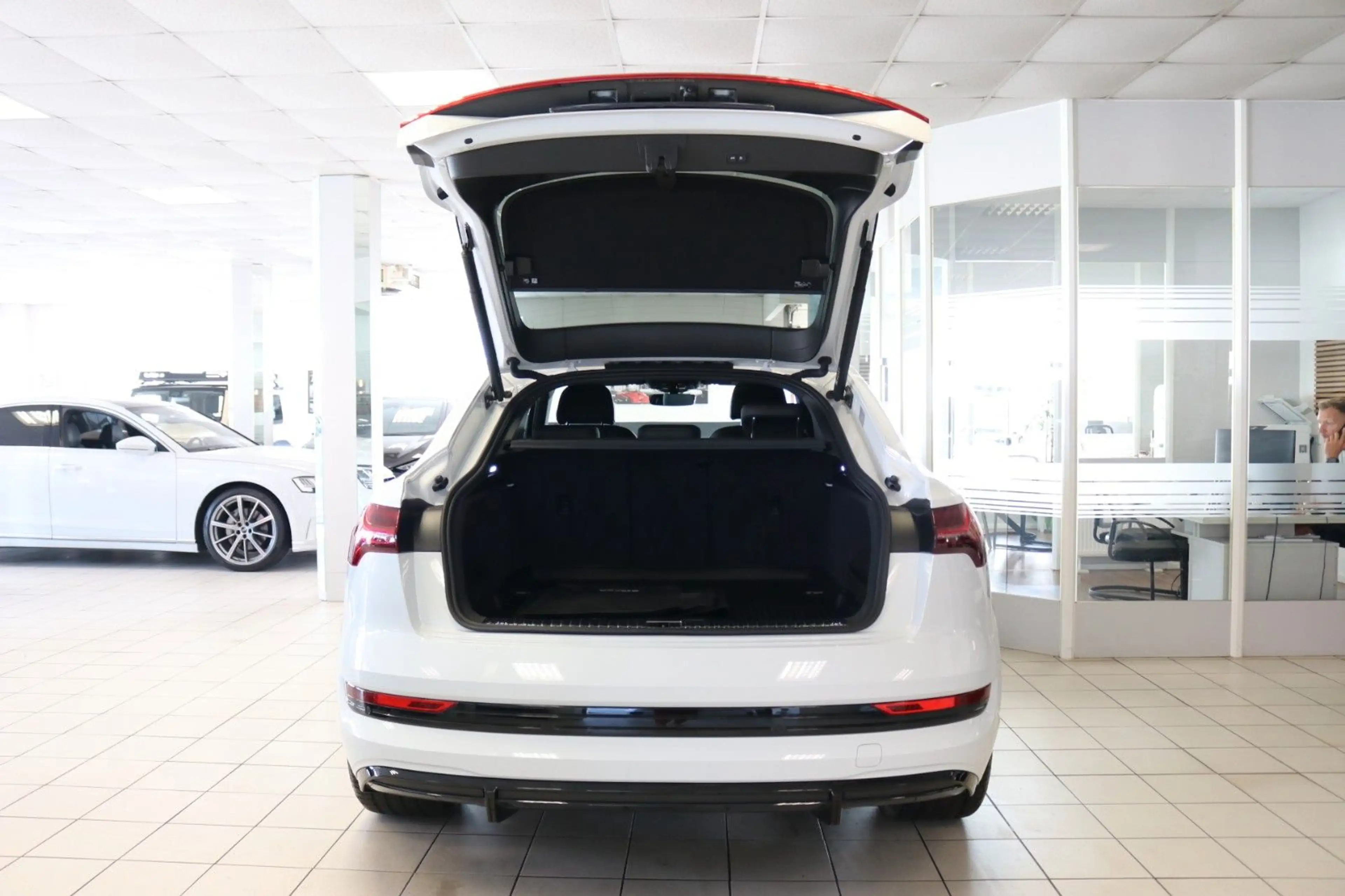 Audi e-tron SB-S Pano Luft 360° HUD B&O Matrix 95% — photo 9
