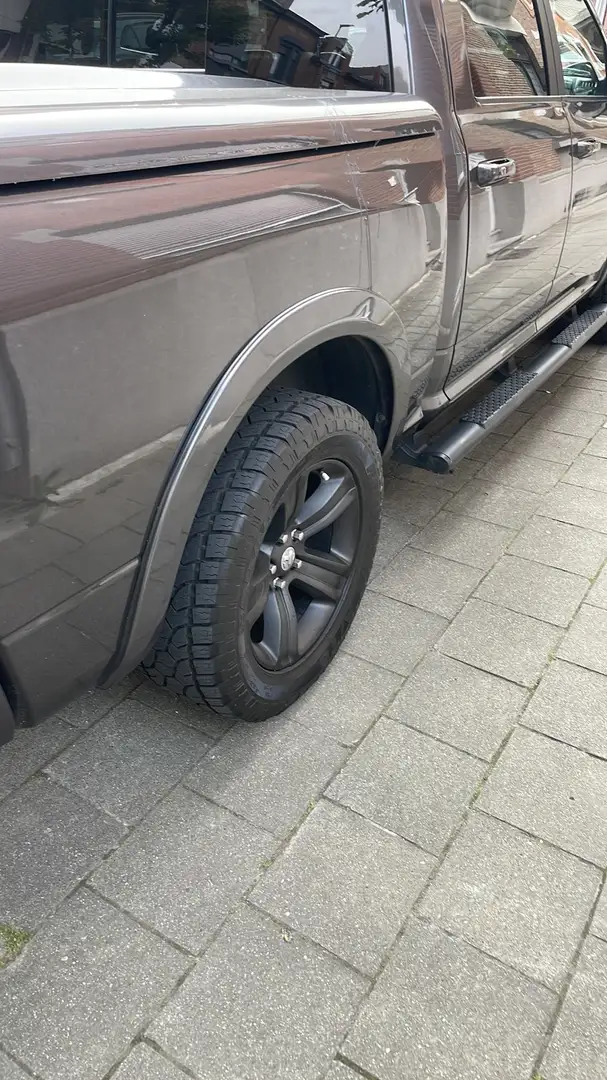 Dodge RAM sport 5.7 Gris - 2