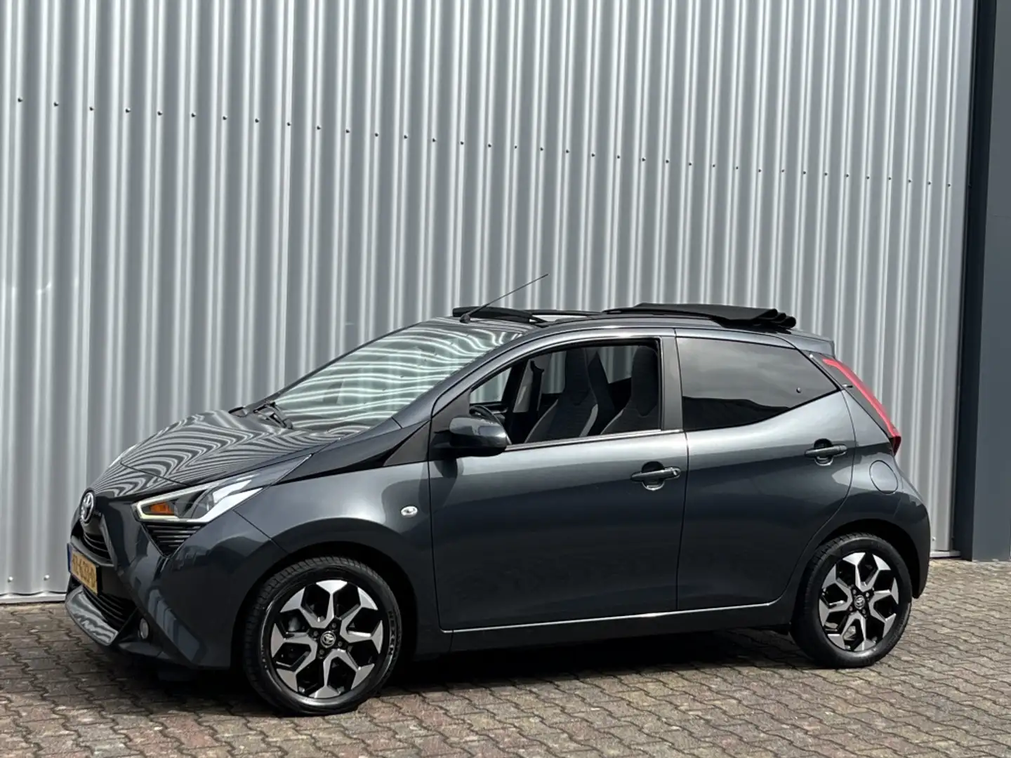 Toyota Aygo 1.0 VVT-i x-joy | Cabriodak | Navigatie | Climate Grijs - 2