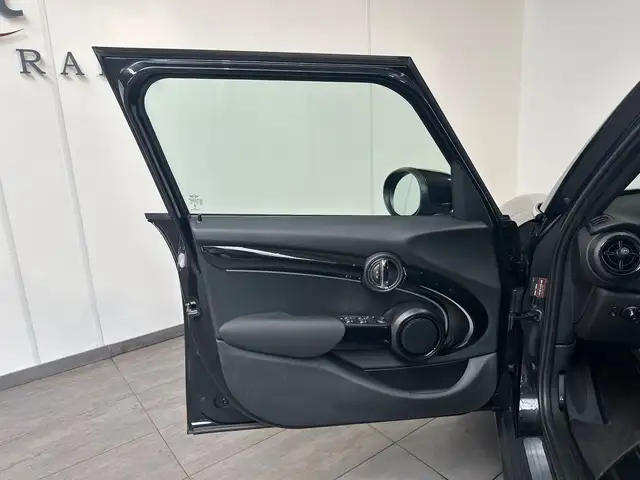 Mini Cooper Cooper view 6