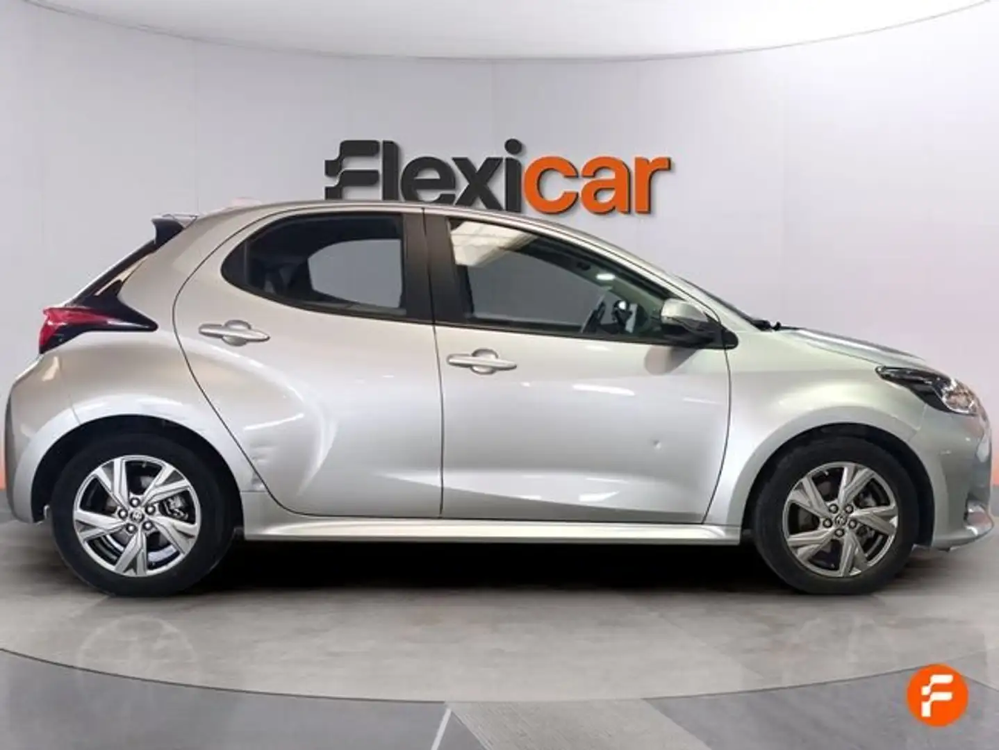 Toyota Yaris 120H 1.5 Active Plus Gris - 2