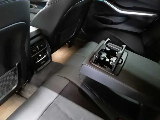 BMW 3 Series view 8