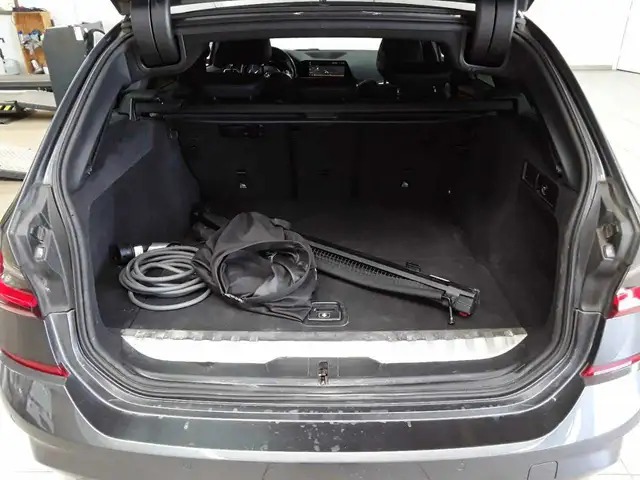 BMW 3 Series view 9