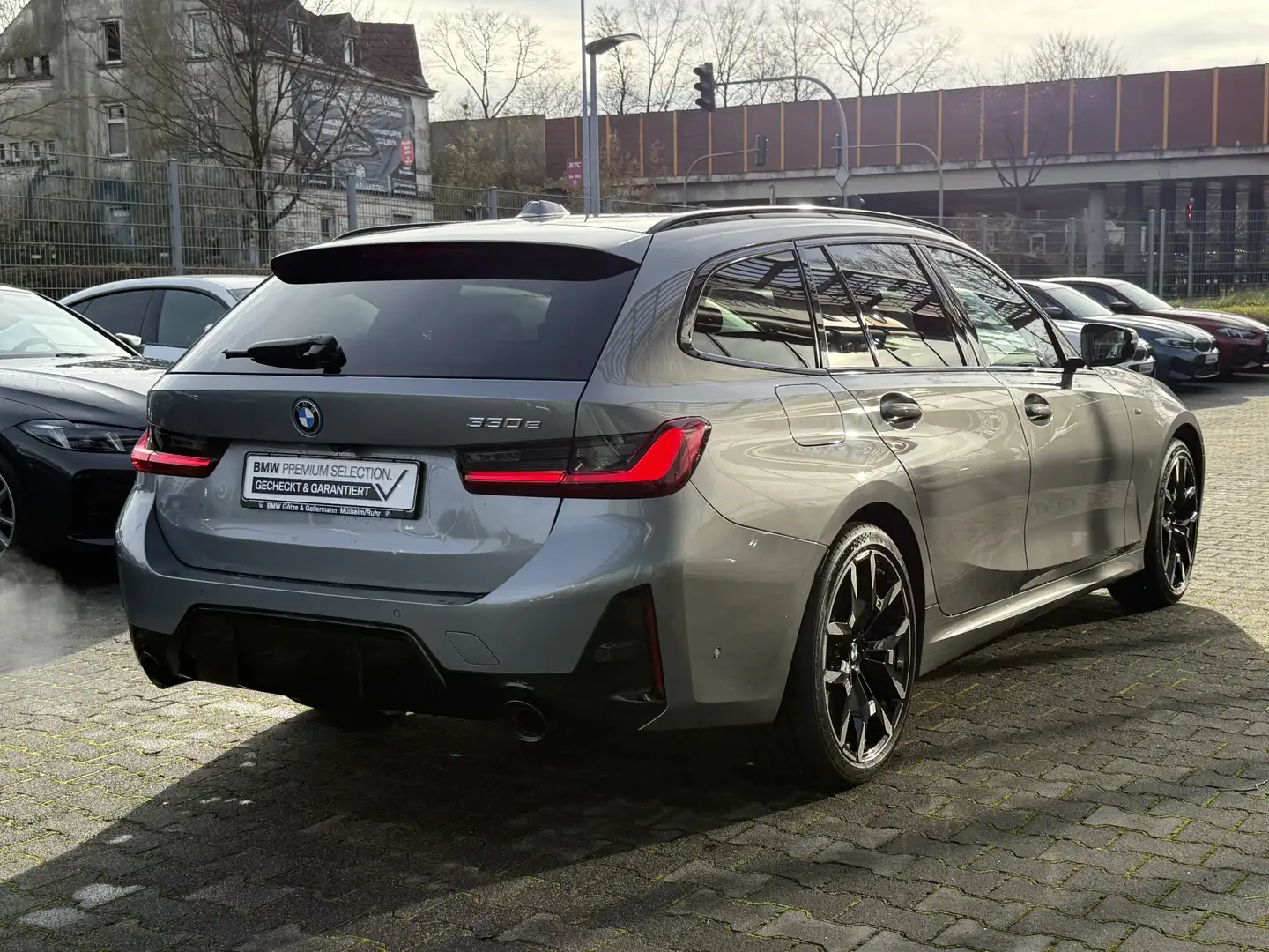 BMW 330 e Touring M Sport PRO // Leas.ab EUR548,-inkl. Grau - 2