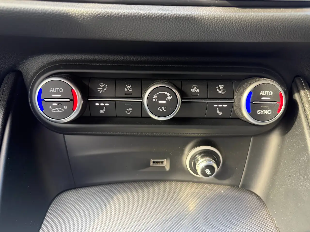 Alfa Romeo Stelvio 2023 — фото 11