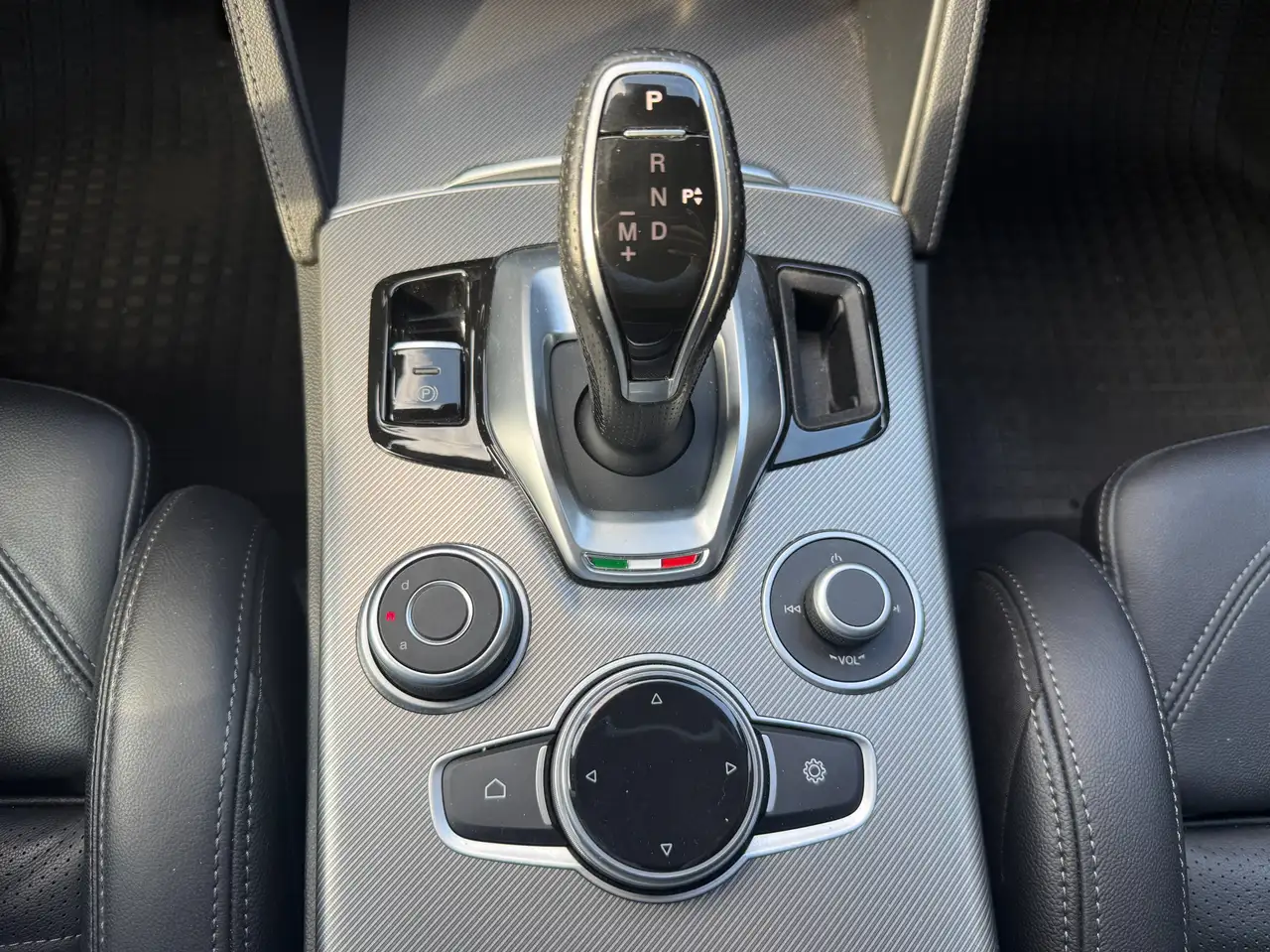 Alfa Romeo Stelvio 2023 — фото 12