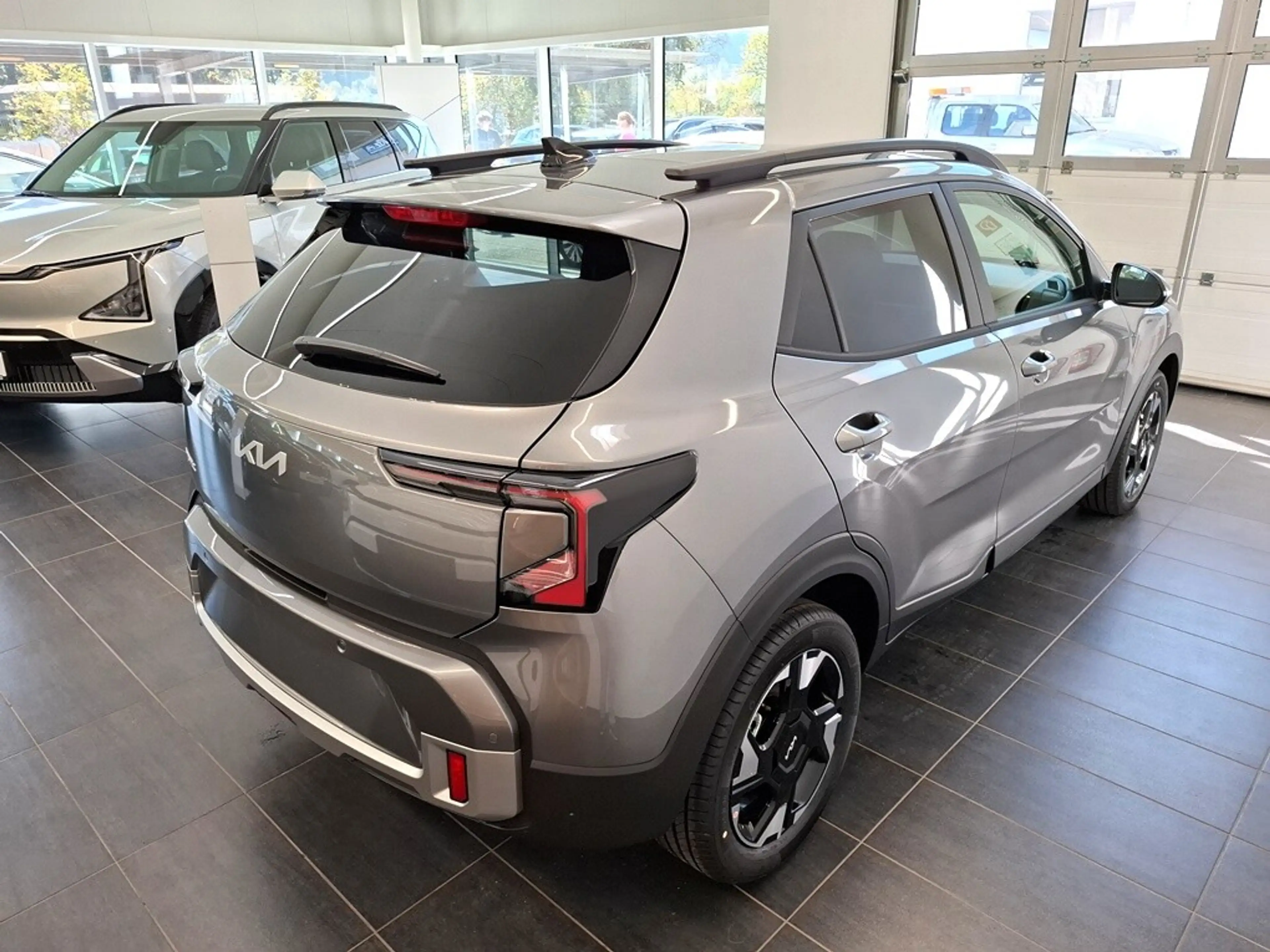 Kia Stonic 1,0 TGDI GPF ISG Silber — photo 4