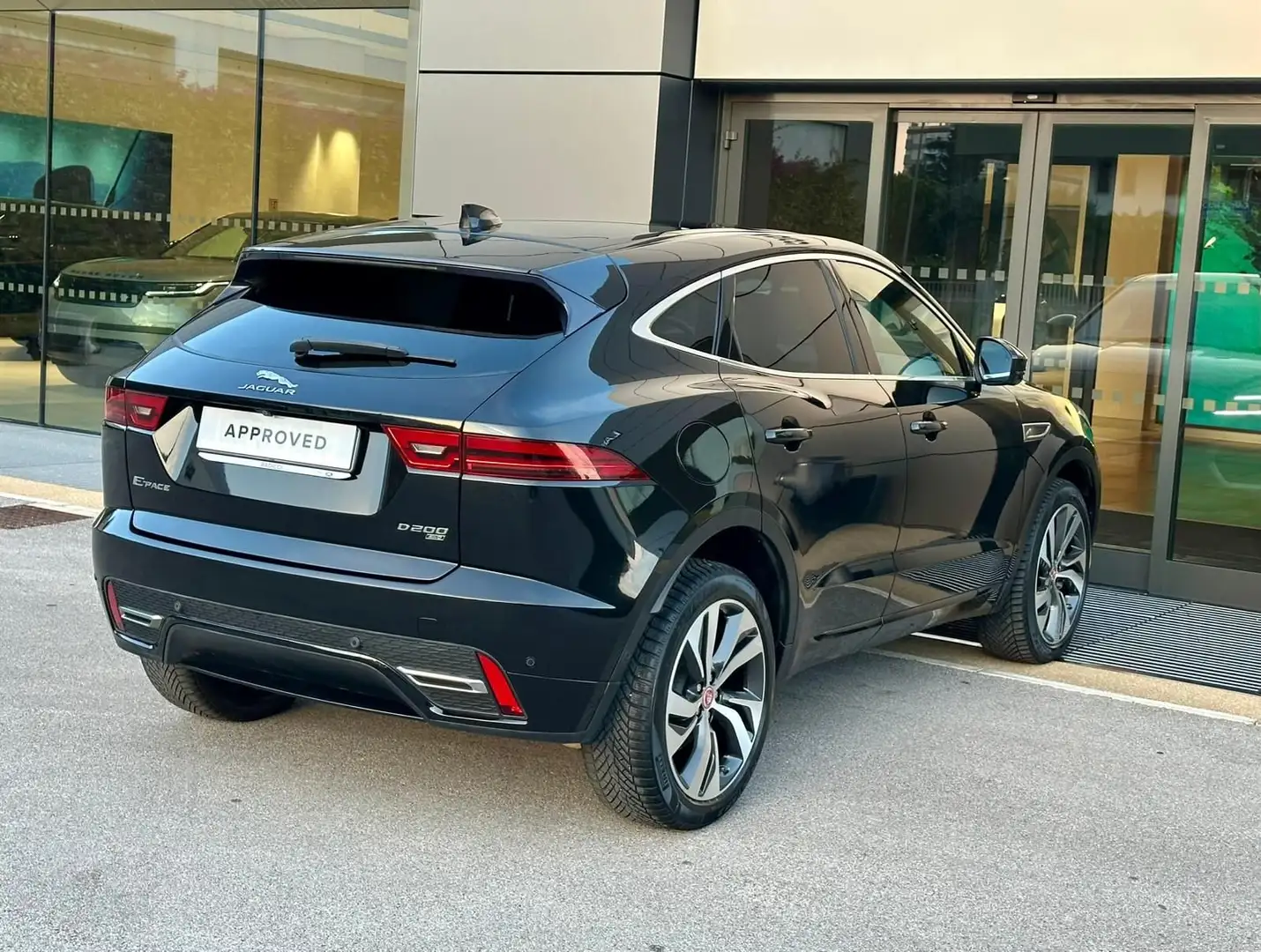 Jaguar E-Pace E-Pace 2.0D I4 204 CV AWD Auto R-Dynamic SE Zwart - 2