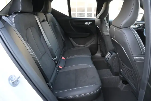 Volvo XC40 view 15