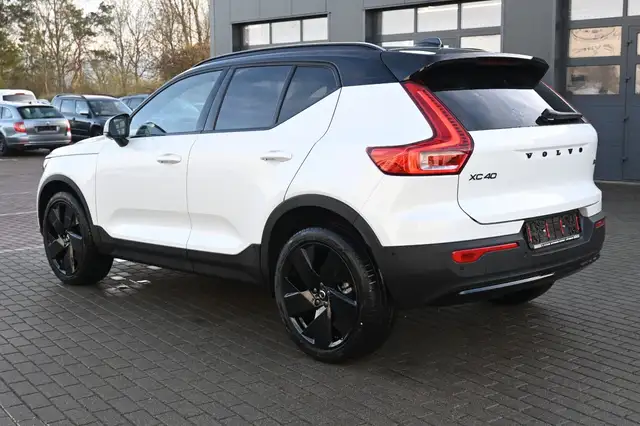 Volvo XC40 view 4