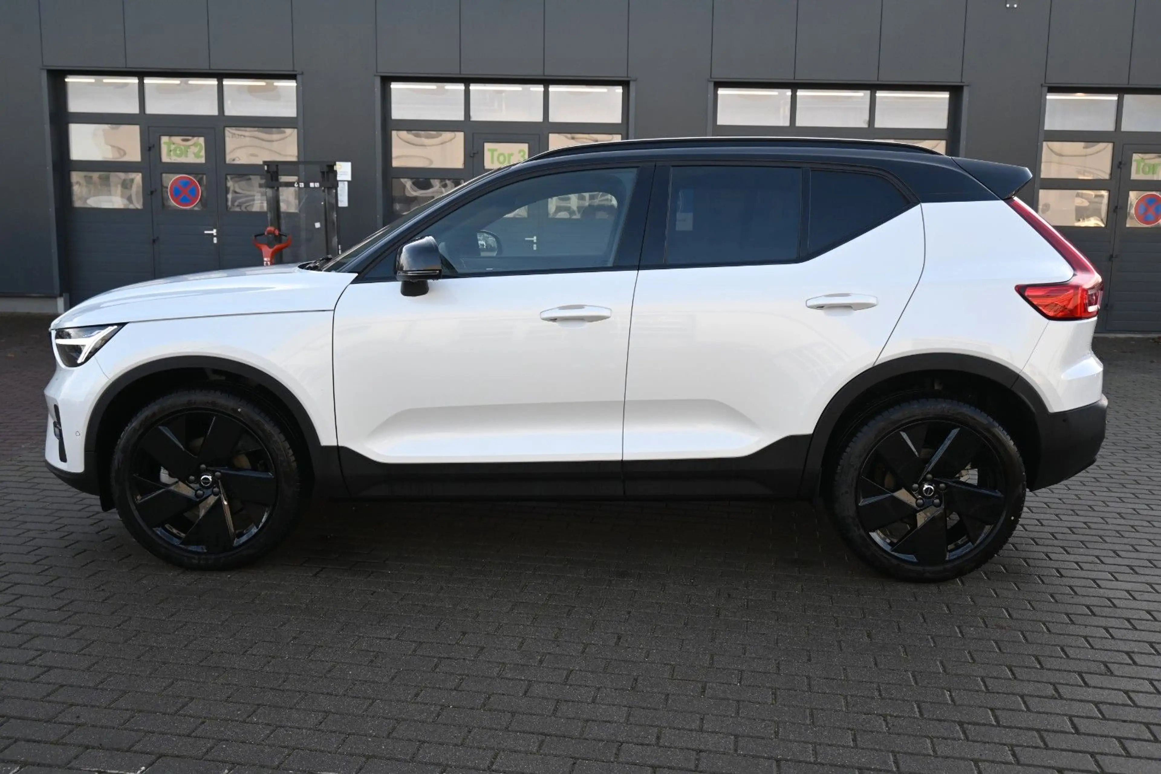Volvo XC40 B4 DKG Plus Black Edition*STDHZG*360*ACC — photo 3