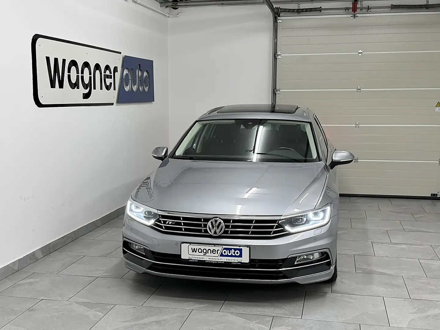 Volkswagen Passat Variant Highline 2,0 TDI SCR DSG. R-Line/LED/ACC/Pano/e... Grau - 1