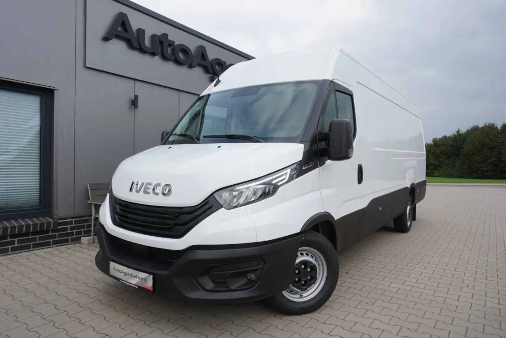 Iveco Daily 35S18 L4H2 16mÂ³ Aut.+AHK+ACC+LED+NAVI Weiß - 1