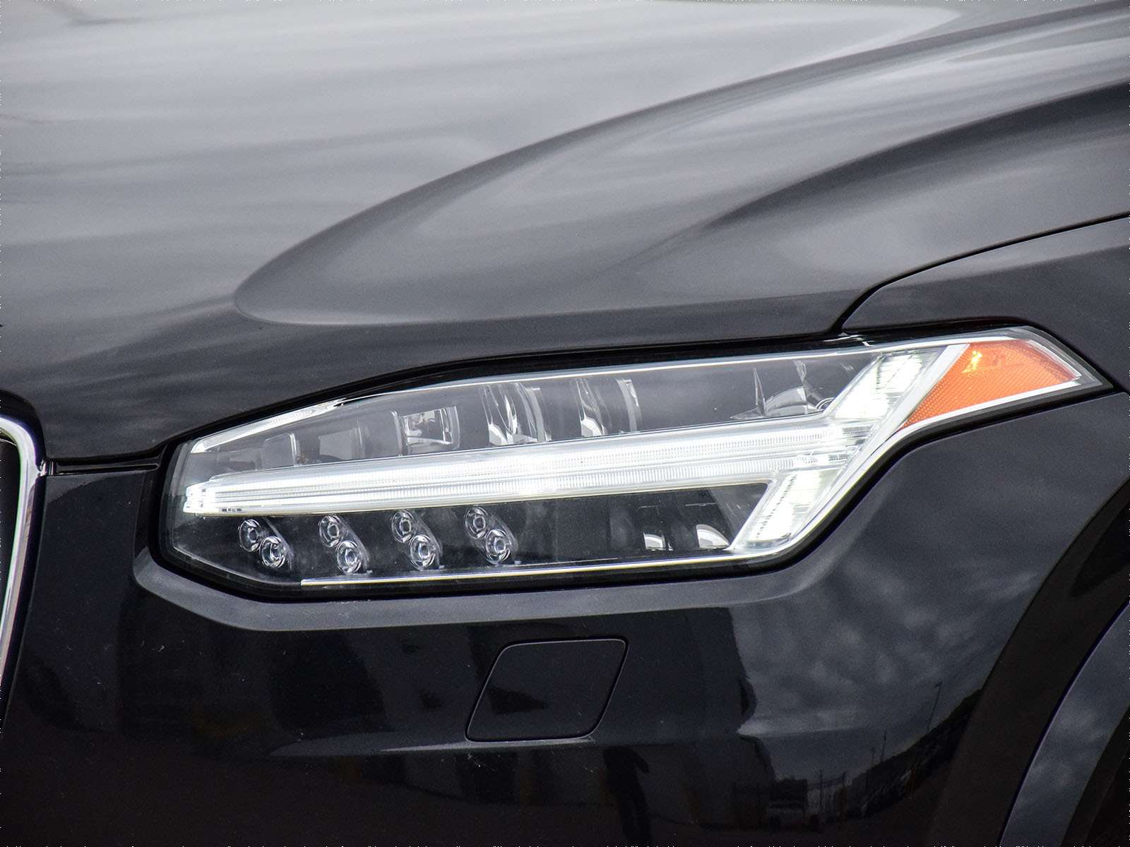2024 Volvo XC90 B6 AWD Core Bright Theme 7-Seater alt 3