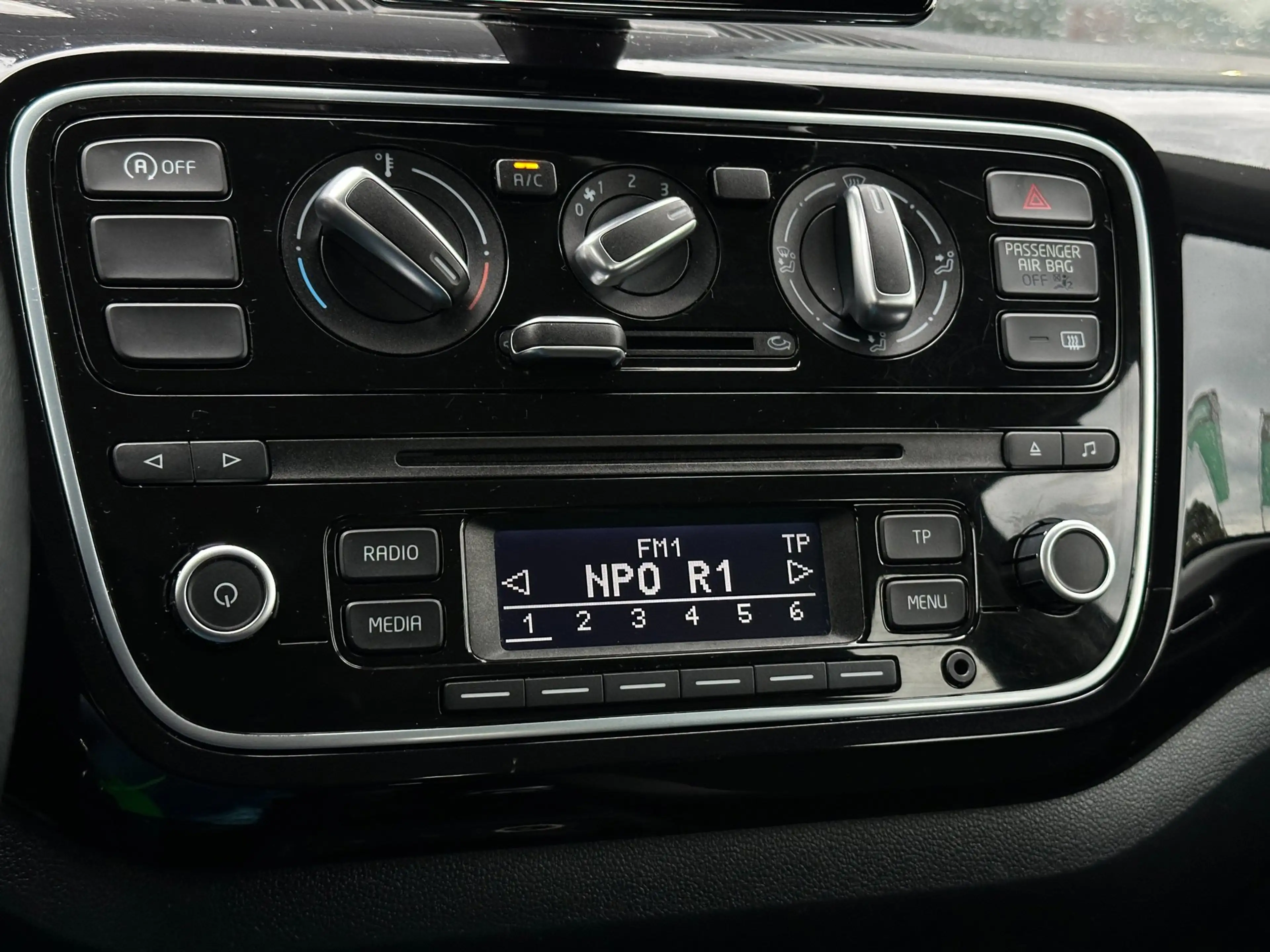 Volkswagen up! 1.0 high up! BlueMotion/CRUISCONTROL/NAVI/PDC/NL-A — photo 18