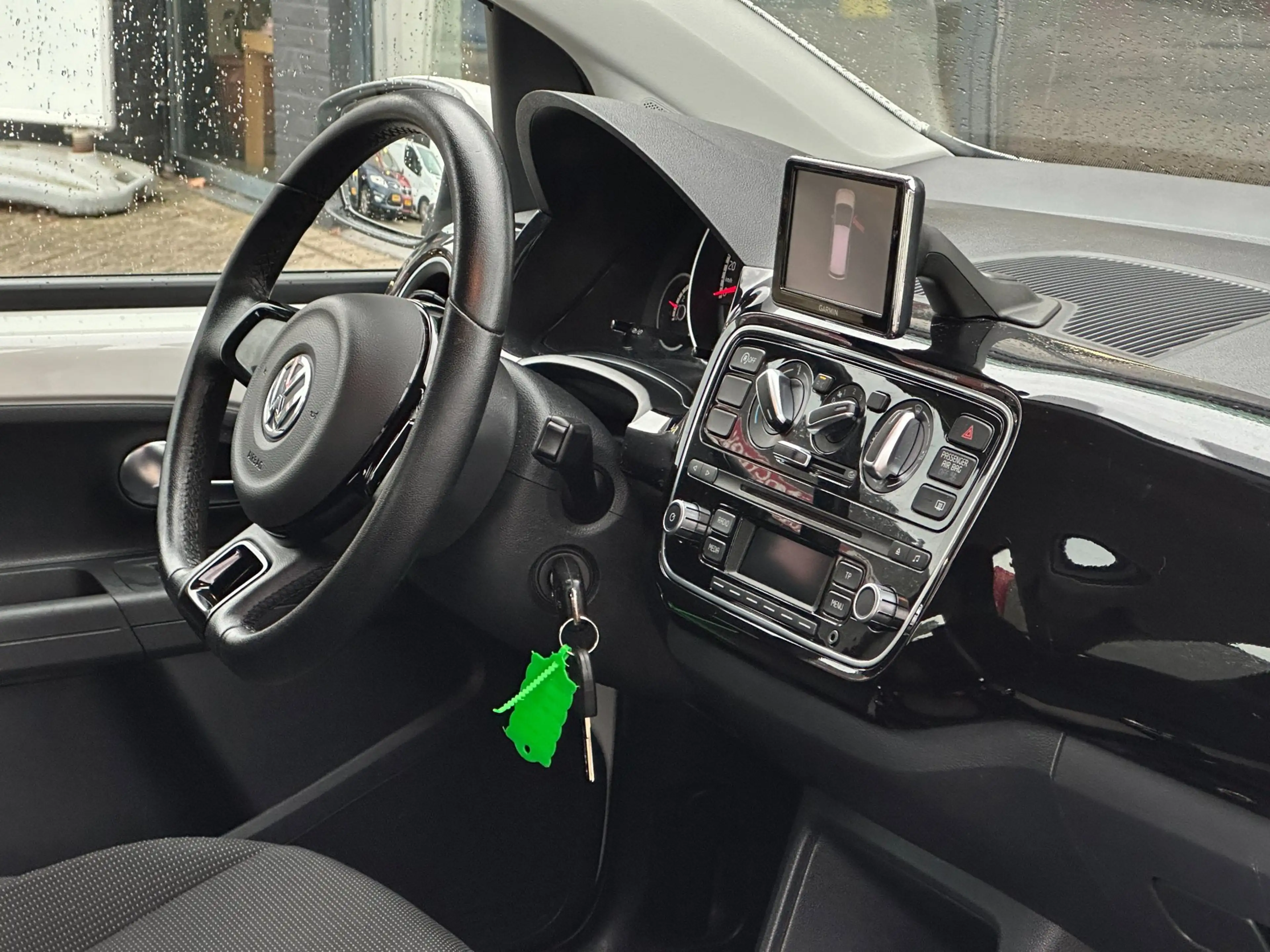 Volkswagen up! 1.0 high up! BlueMotion/CRUISCONTROL/NAVI/PDC/NL-A — photo 11