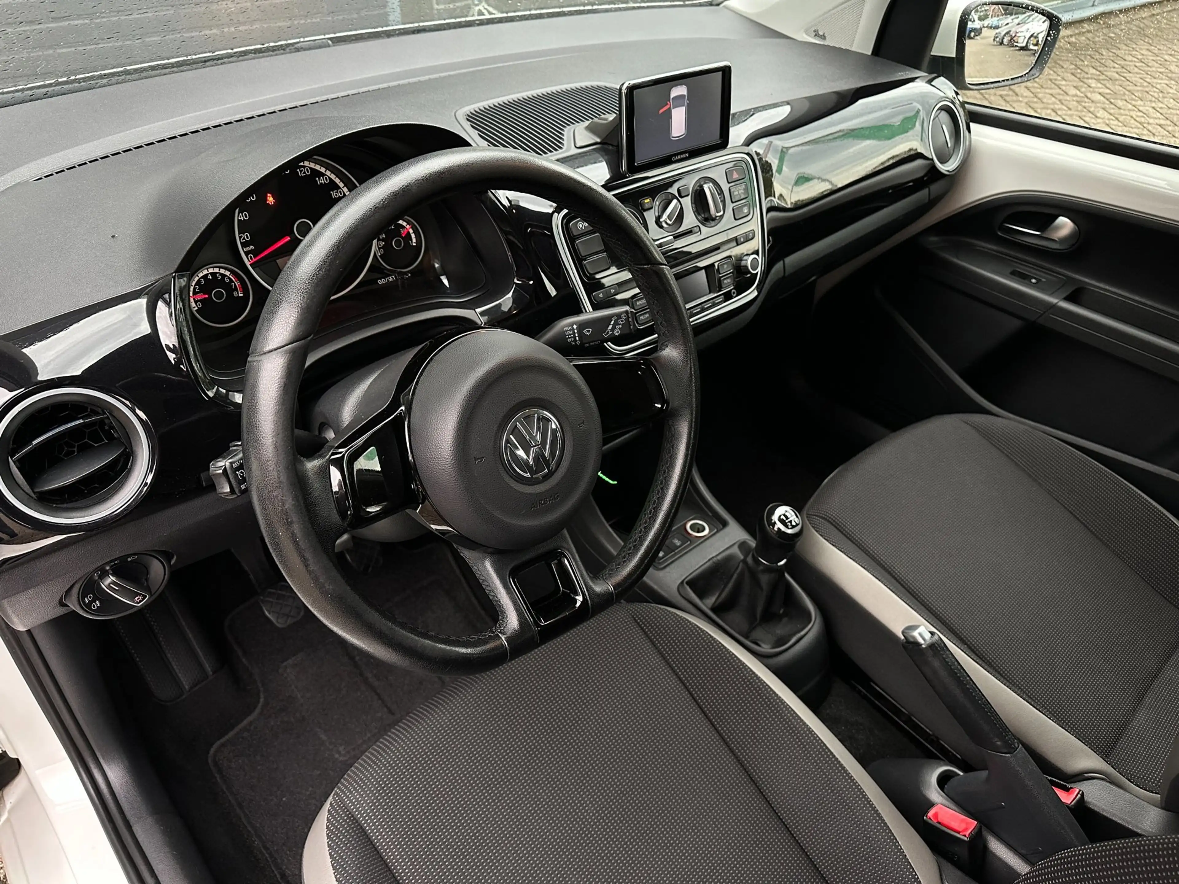 Volkswagen up! 1.0 high up! BlueMotion/CRUISCONTROL/NAVI/PDC/NL-A — photo 13