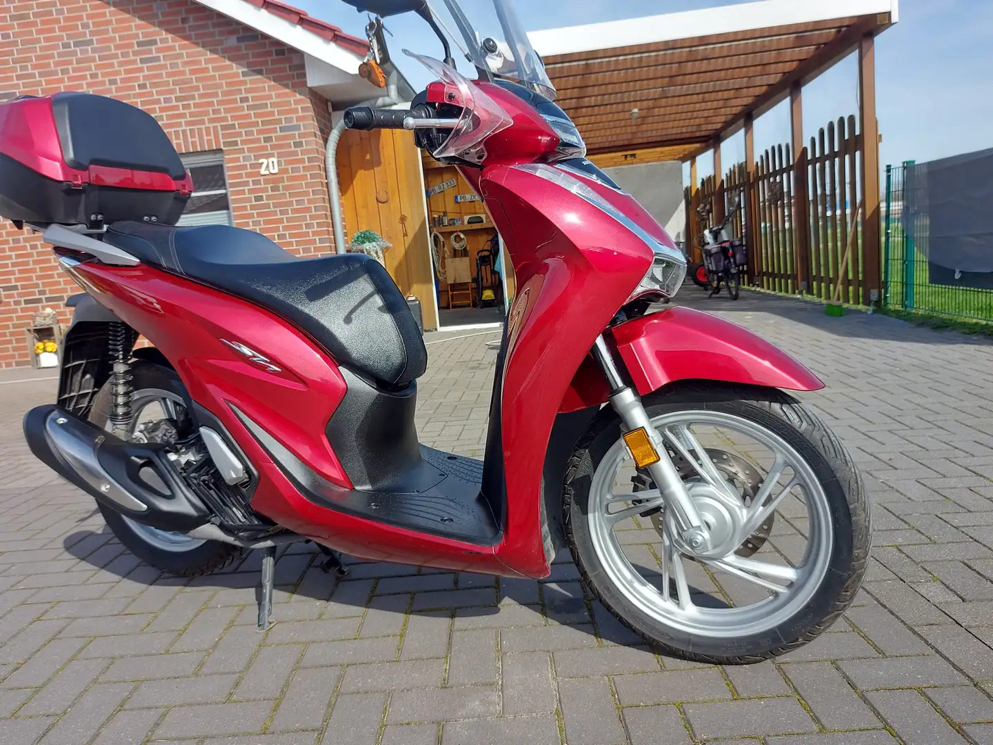 Honda SH 125i Roller/Scooter mit 125ccm, 14PS, Keyless Go, Red - 1