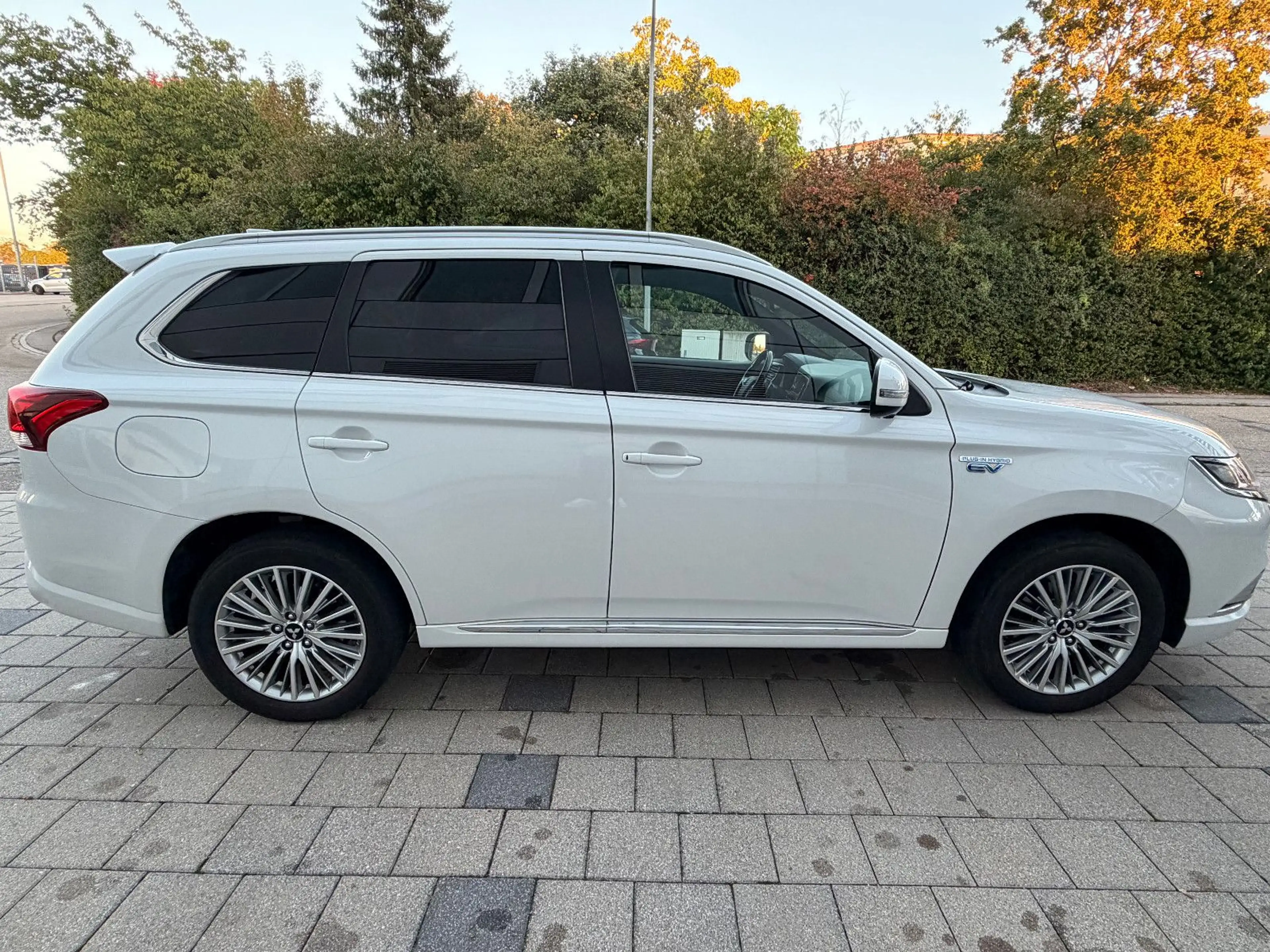 Mitsubishi Outlander PHEV Intro Edition 4WD — photo 7