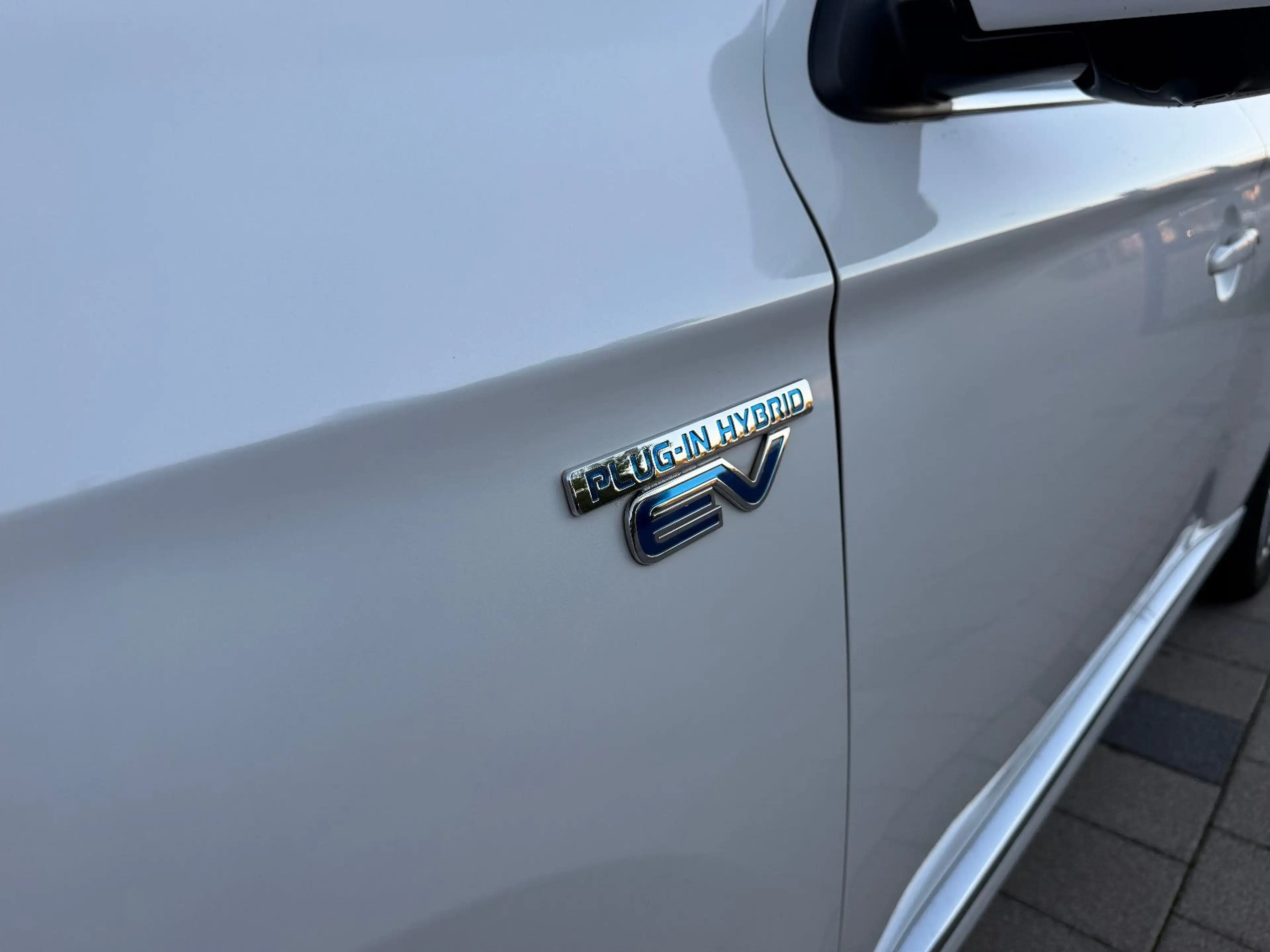 Mitsubishi Outlander PHEV Intro Edition 4WD — photo 12