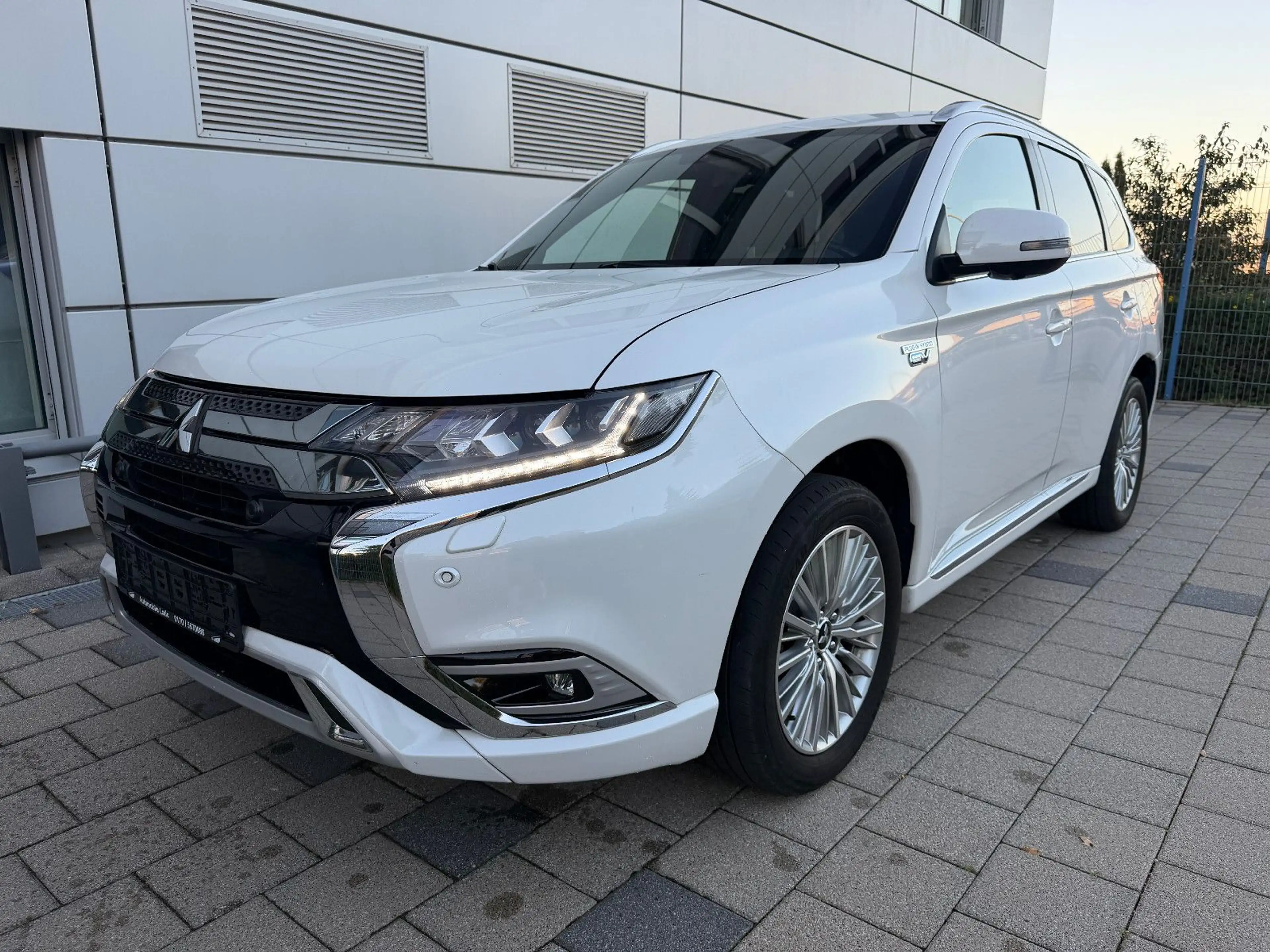 Mitsubishi Outlander PHEV Intro Edition 4WD — photo 2