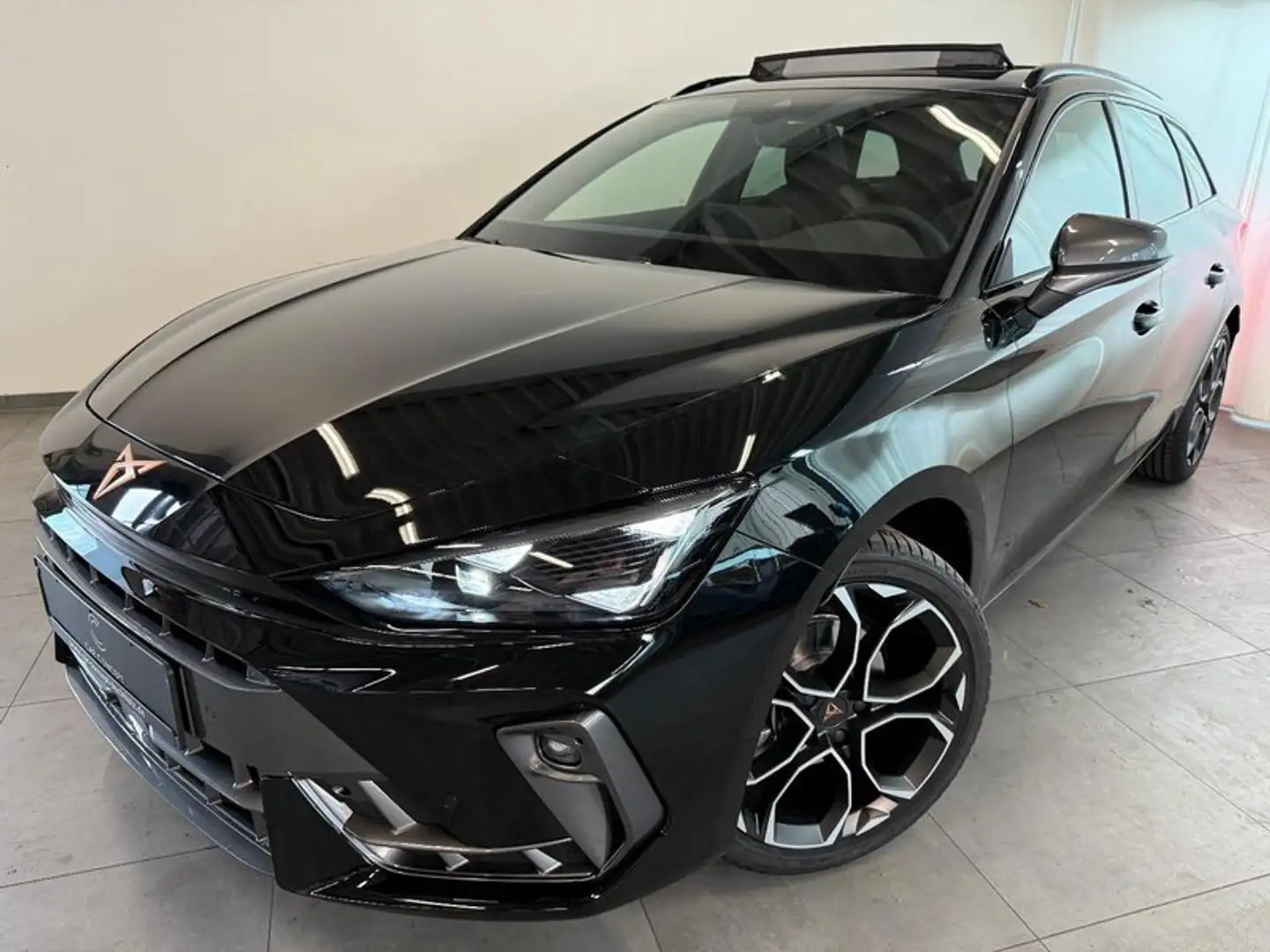 CUPRA Leon ST 1.5 eTSI DSG EDGE KEYLESS PANO KAMERA Schwarz - 1