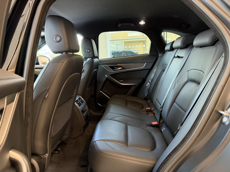 Jaguar F-Pace P400e S — photo 11