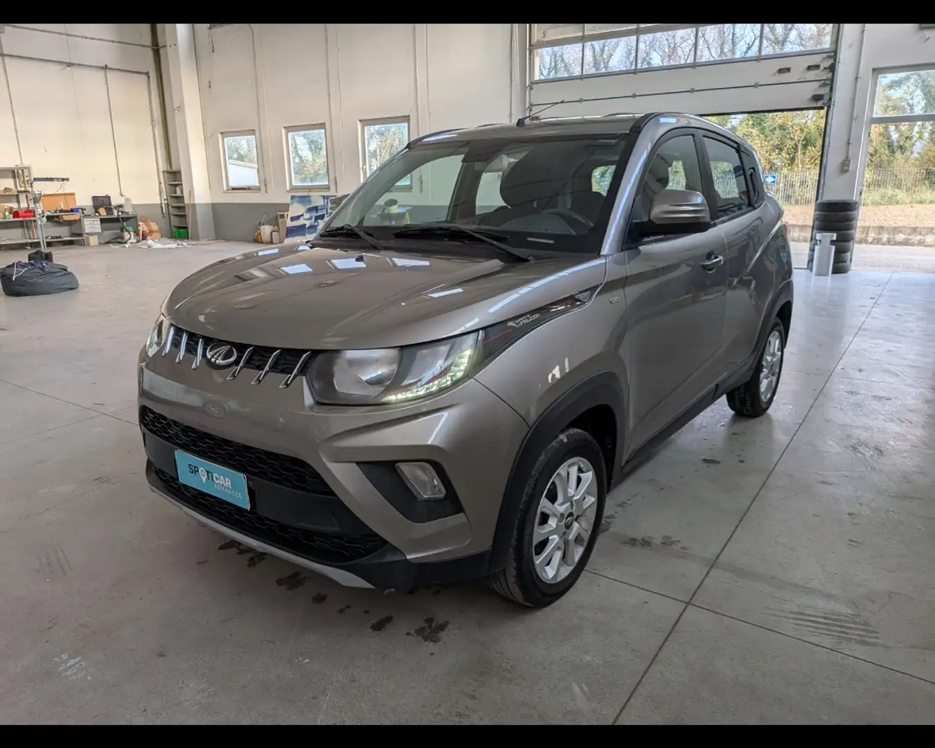 Mahindra KUV100 1.2 M-BiFuel K6+ Plateado - 1