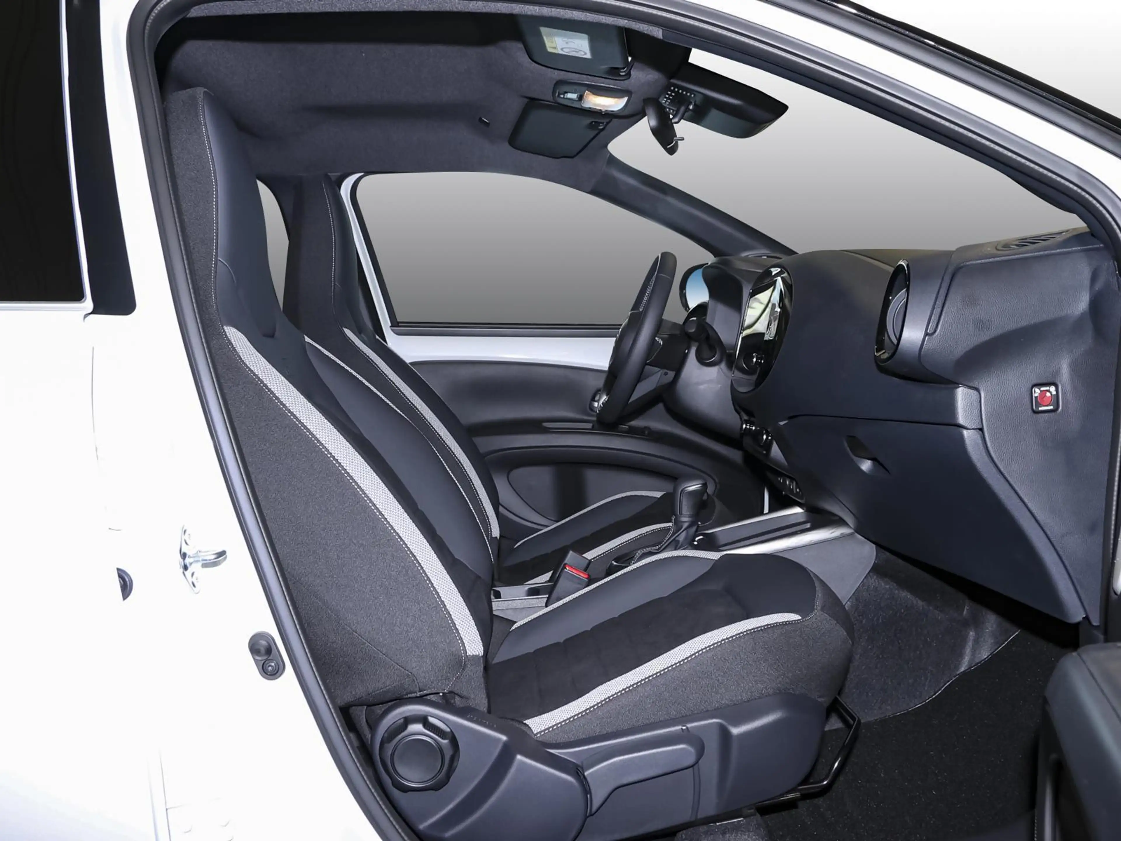Toyota Aygo X GR SPORT 1,5 l Hybrid NAVI SHZ PDC — photo 3