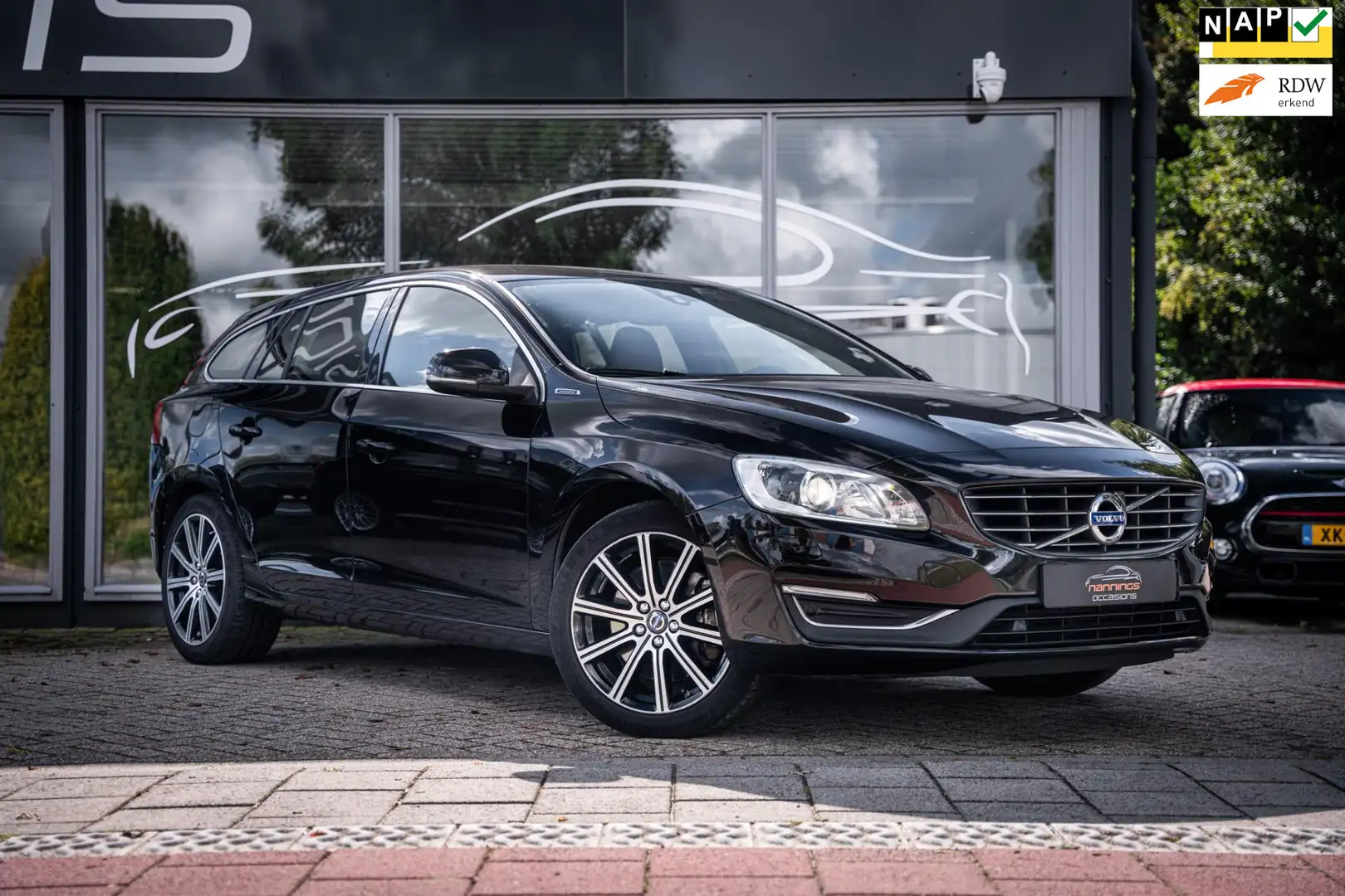 Volvo V60 2.4 D6 Twin Engine R-Design|Hybrid|Trekh|Navi|AWD| Zwart - 1