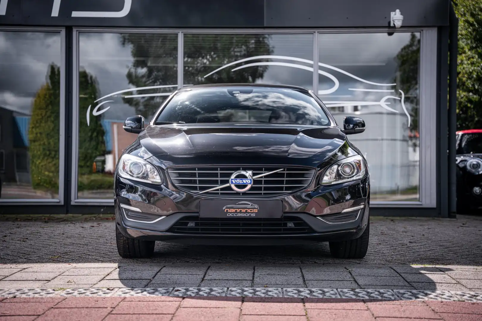 Volvo V60 2.4 D6 Twin Engine R-Design|Hybrid|Trekh|Navi|AWD| Zwart - 2