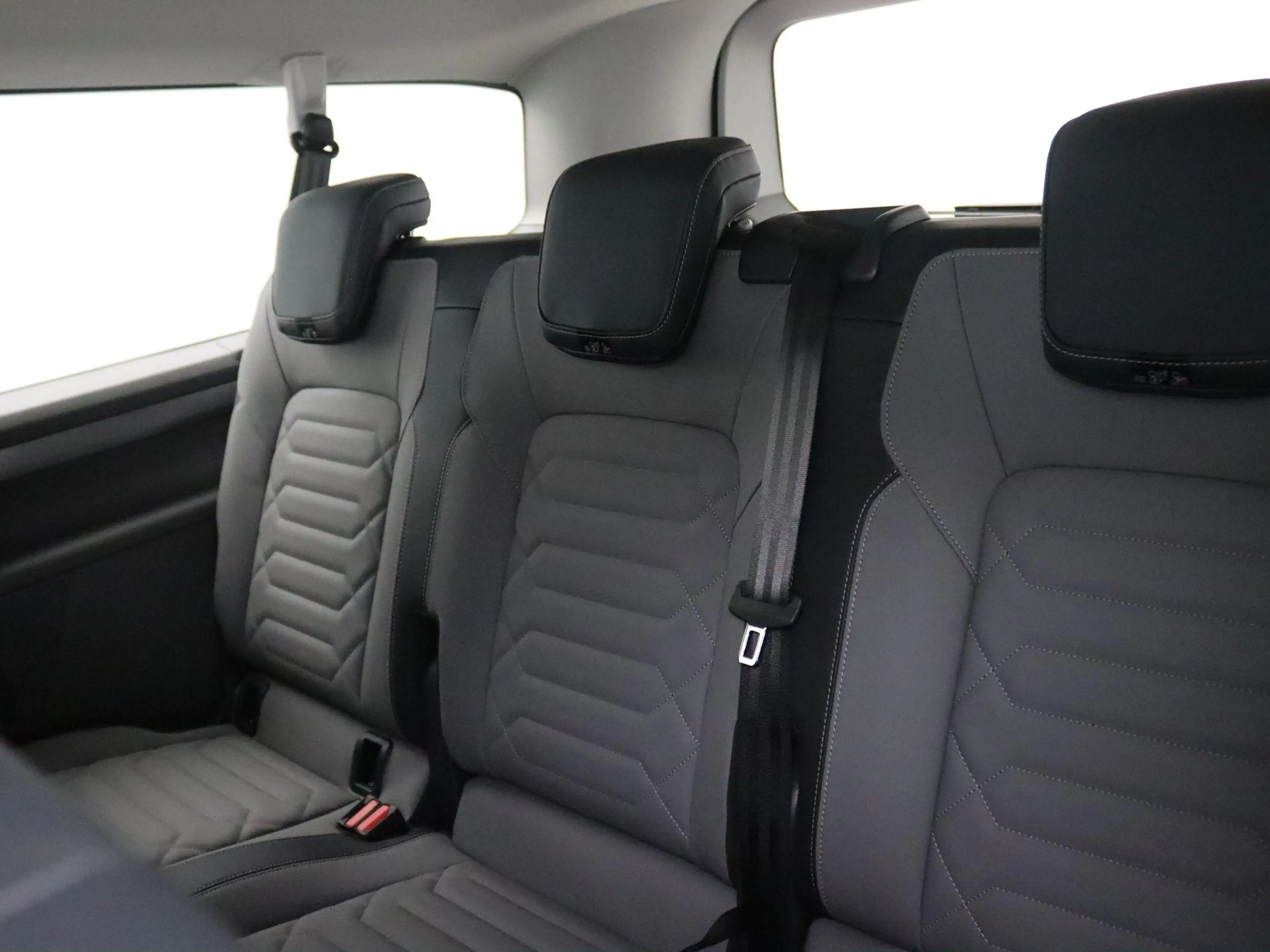 Volkswagen Transporter Caravelle 2.5 L2H1 eHybrid Style 231PK Aut. 360gr. — photo 8