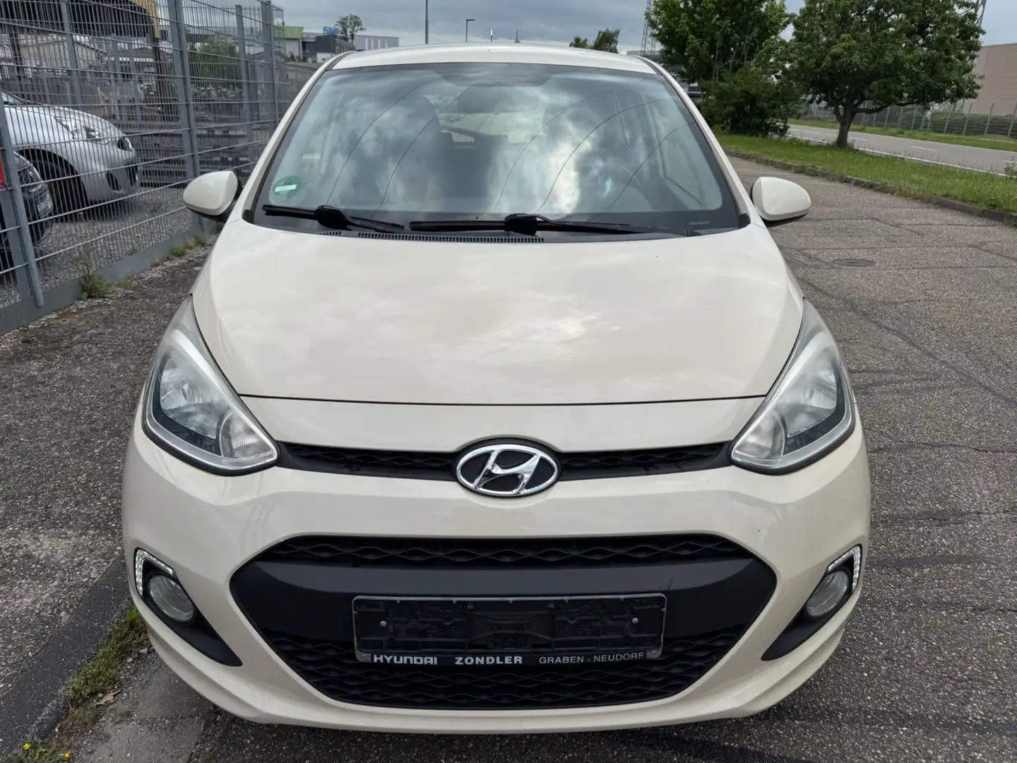 Hyundai i10 FIFA World Cup Edition Beige - 2