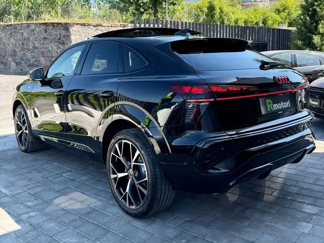 Audi Q3 view 14